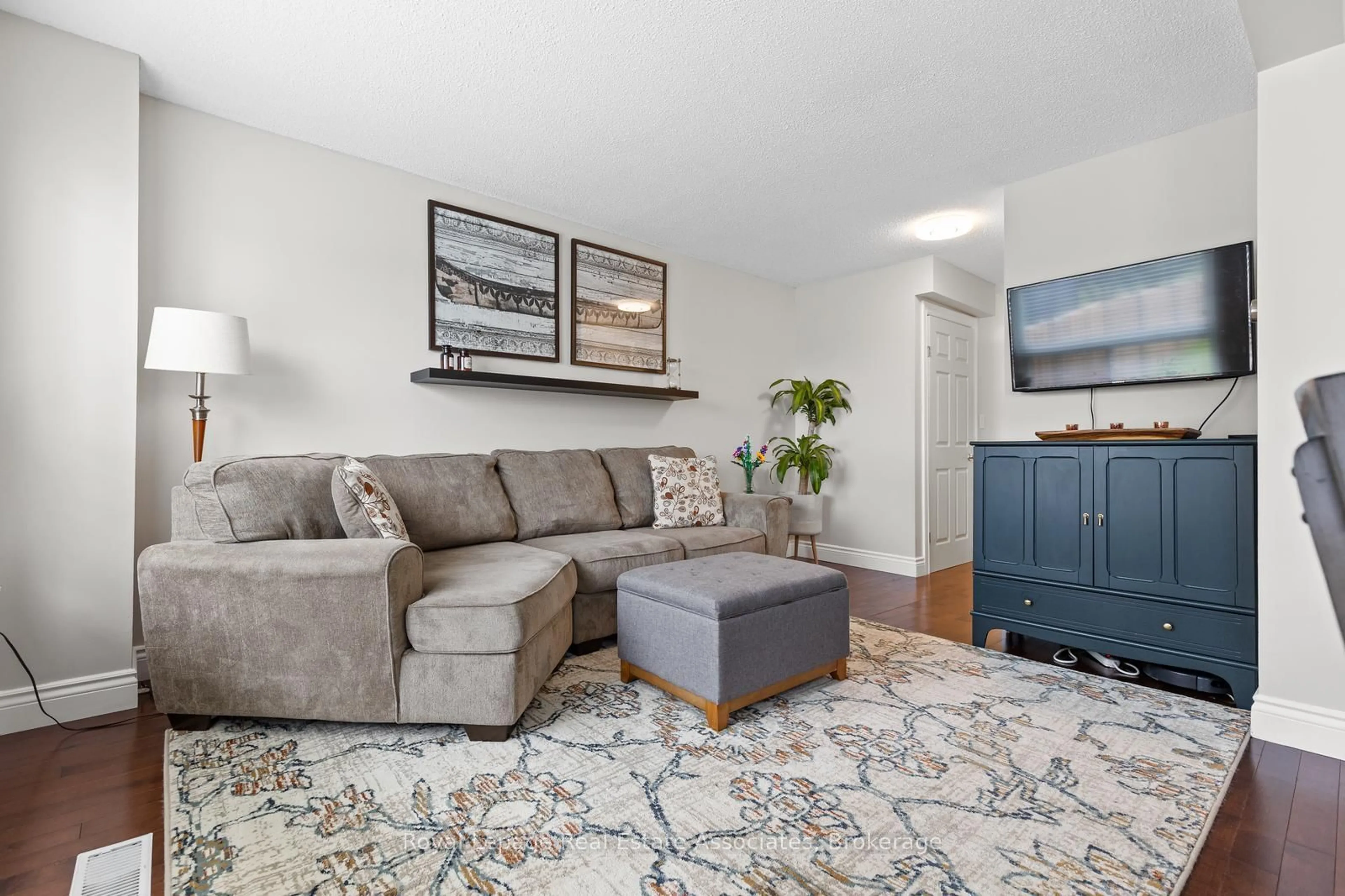 Living room with furniture, unknown for 104 Dyer Crt, Cambridge Ontario N3C 4B9