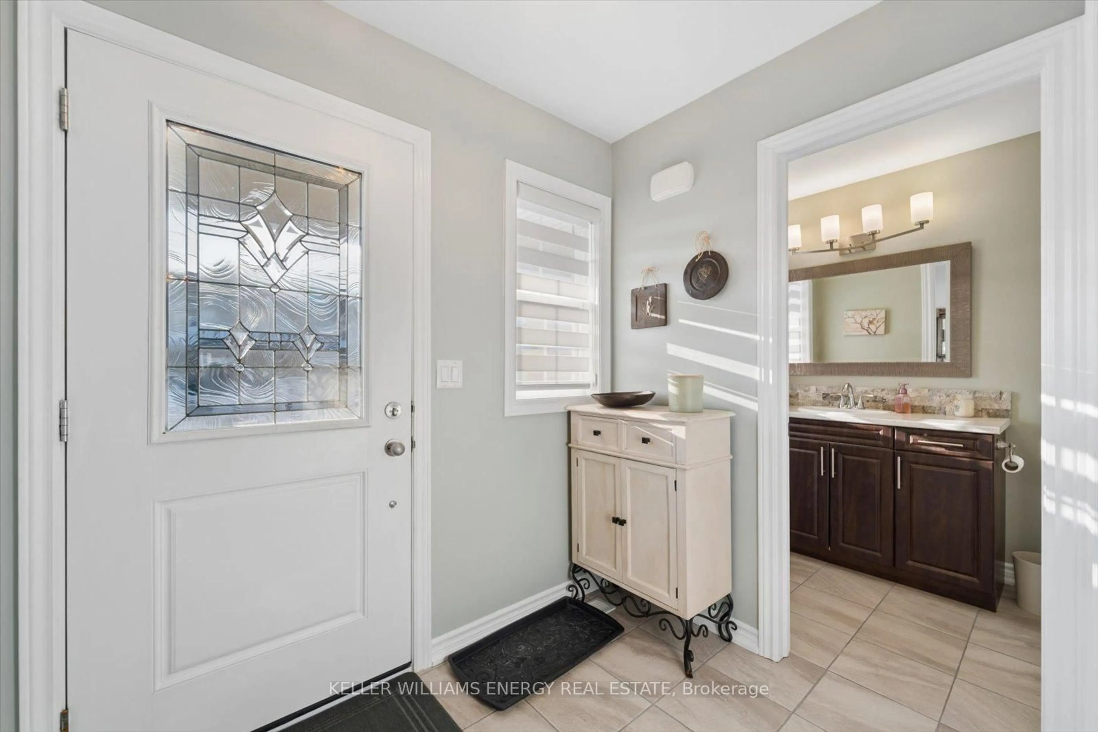 Indoor entryway for 286 Morgan St, Cobourg Ontario K9A 0L4