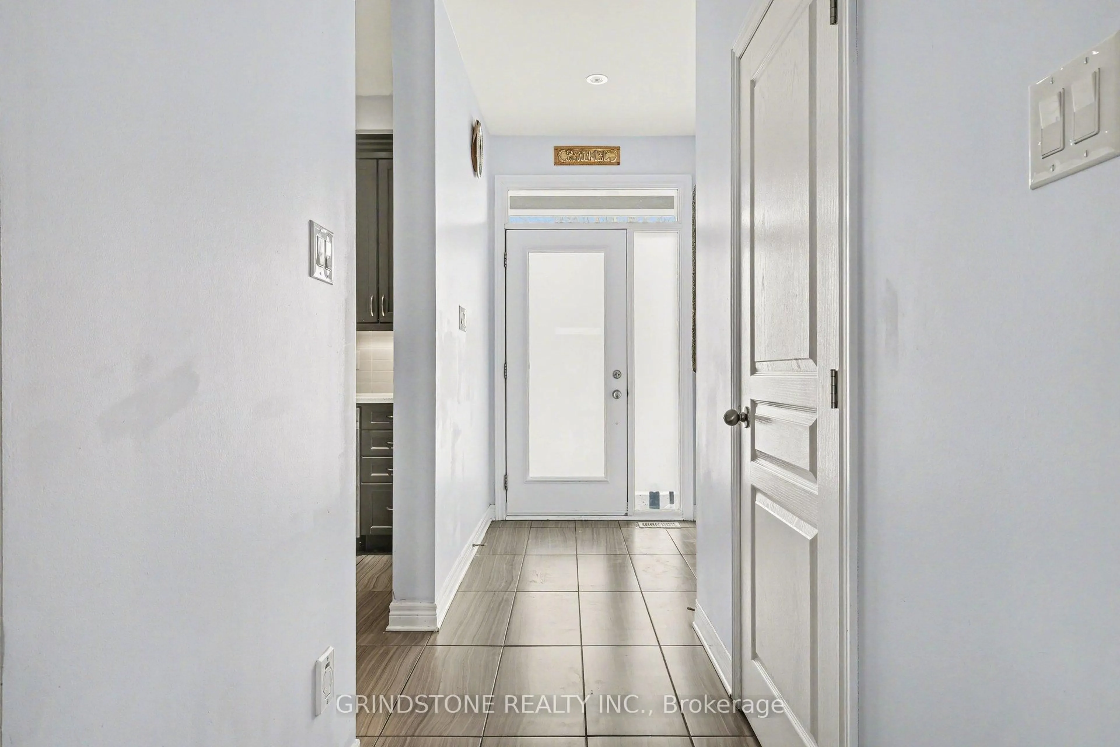 Indoor entryway for 64 Watershield Rdge, Ottawa Ontario K2J 5A4