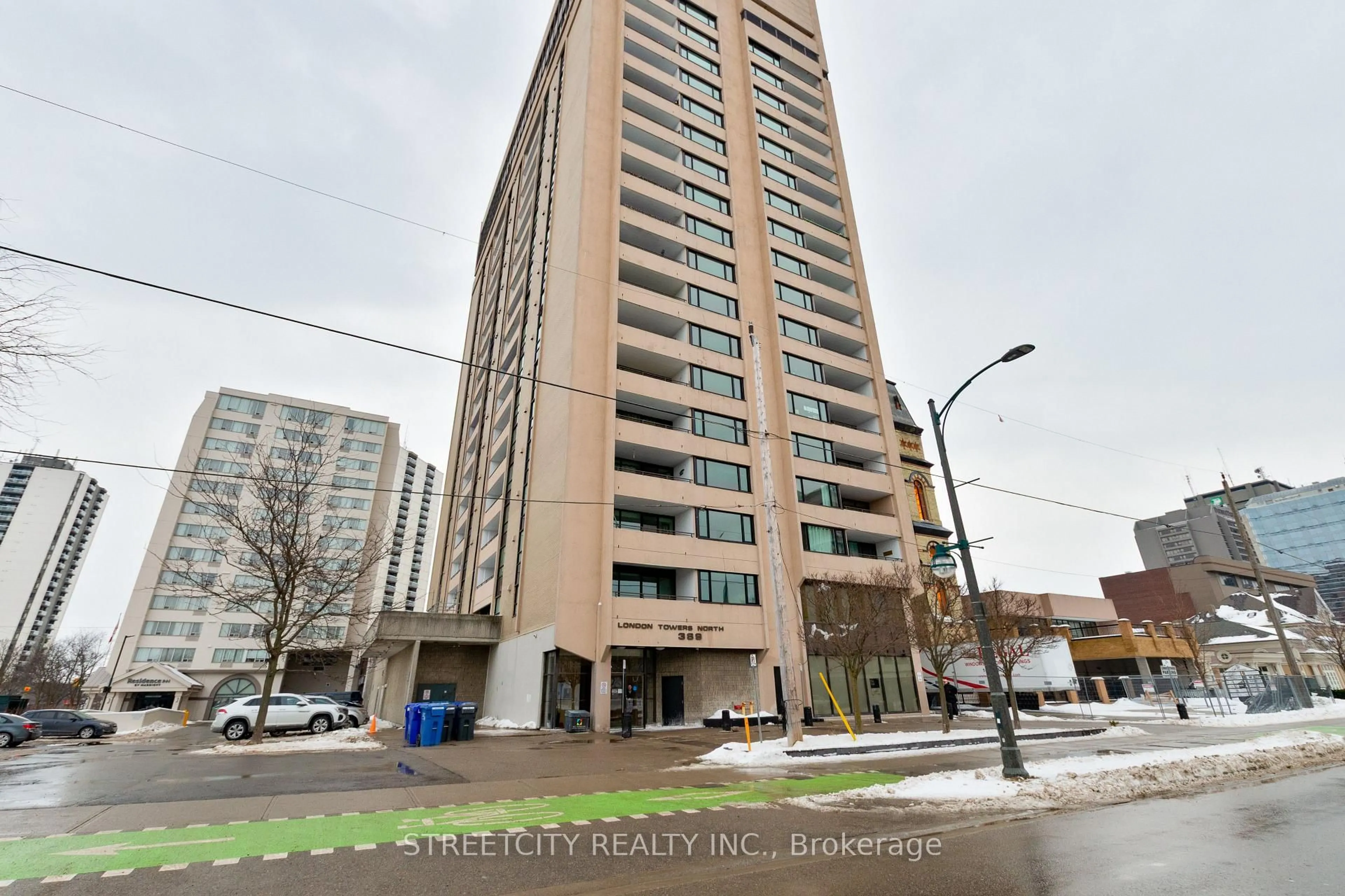 Indoor foyer for 389 Dundas St #2103, London East Ontario N6B 3L5