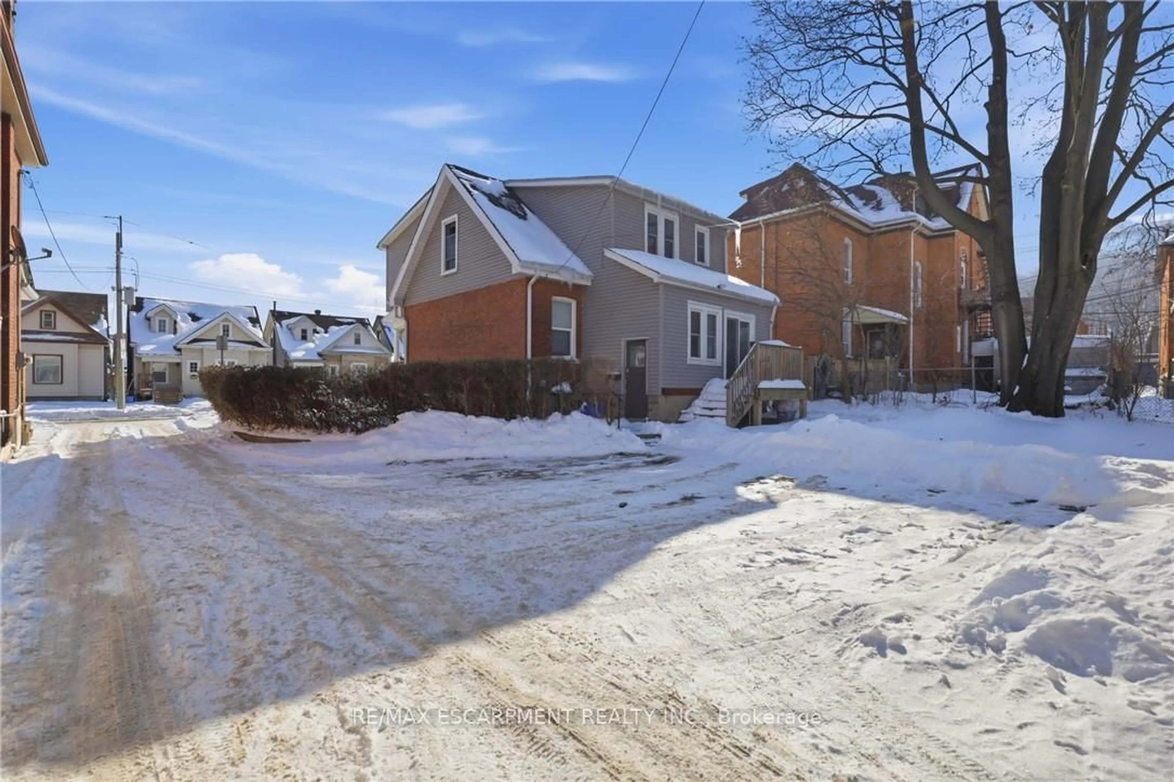A pic from outside/outdoor area/front of a property/back of a property/a pic from drone, street for 260 Prospect St, Hamilton Ontario L8M 2Z9