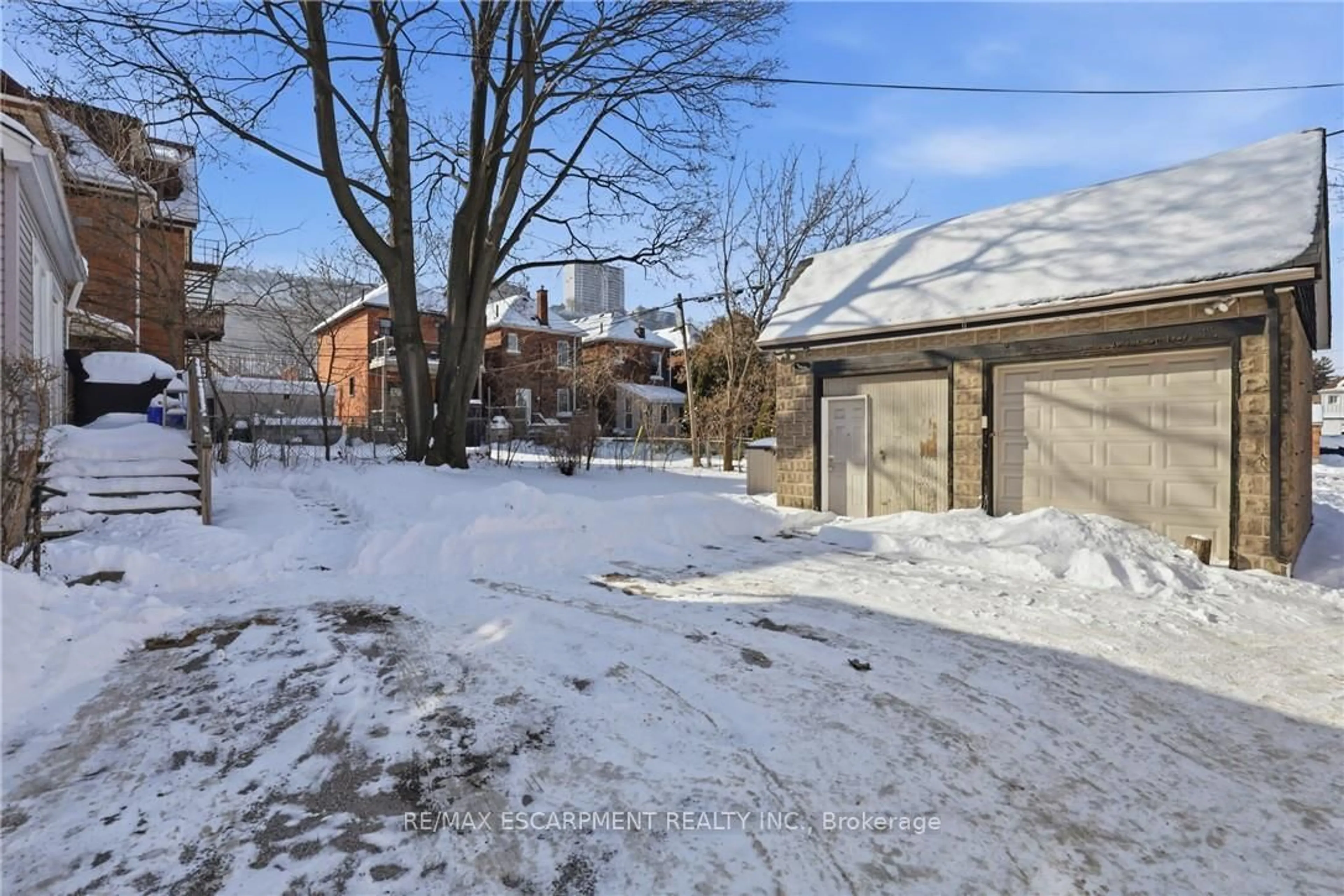 A pic from outside/outdoor area/front of a property/back of a property/a pic from drone, street for 260 Prospect St, Hamilton Ontario L8M 2Z9