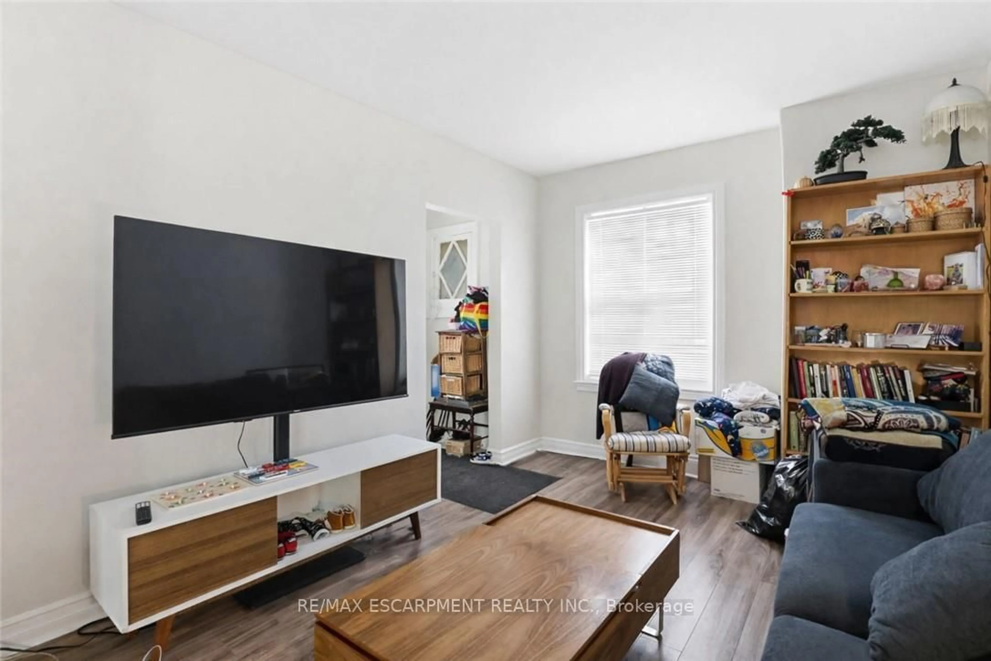 Living room with furniture, unknown for 260 Prospect St, Hamilton Ontario L8M 2Z9