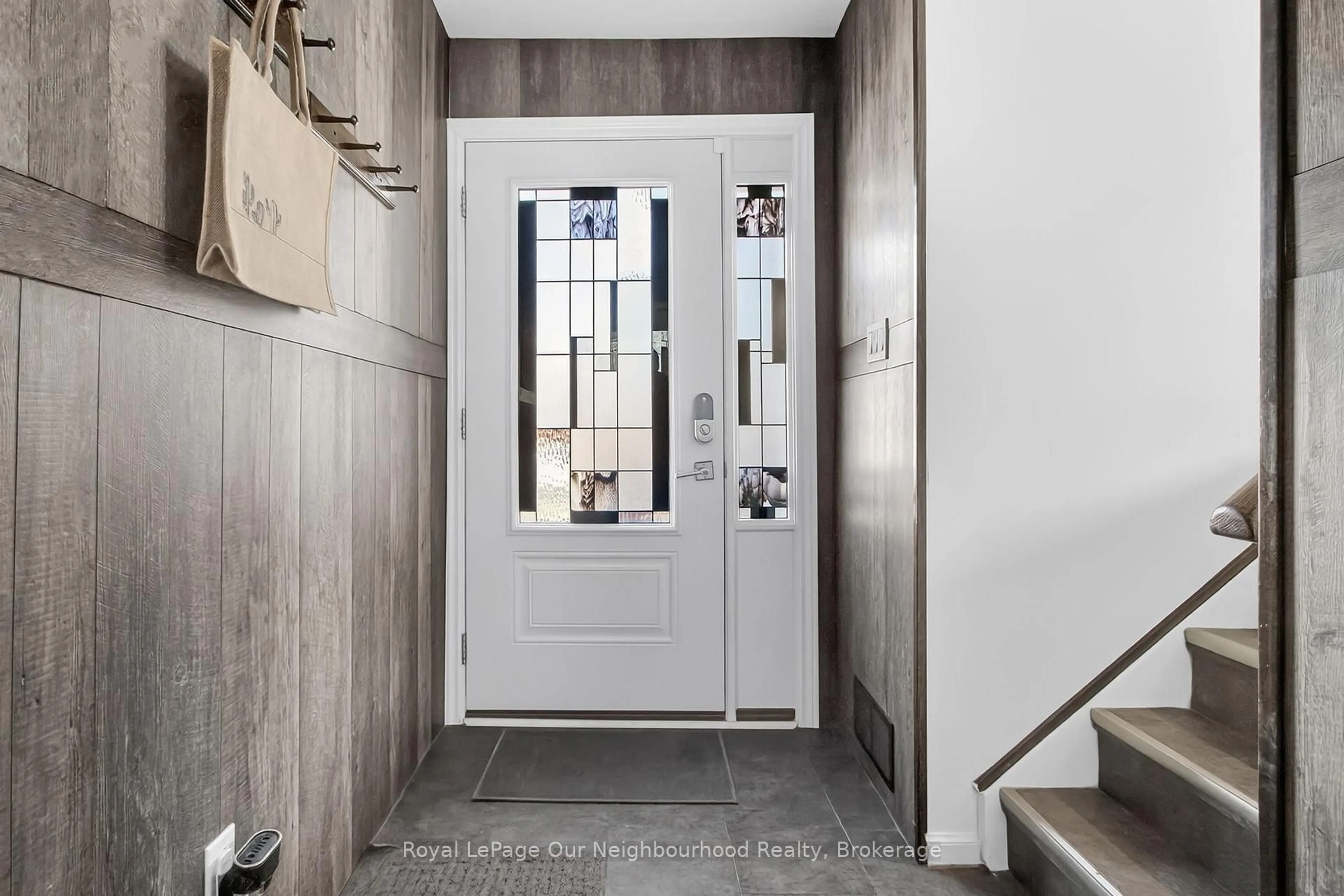 Indoor entryway for 100 Keats Dr, Woodstock Ontario N4S 8B8