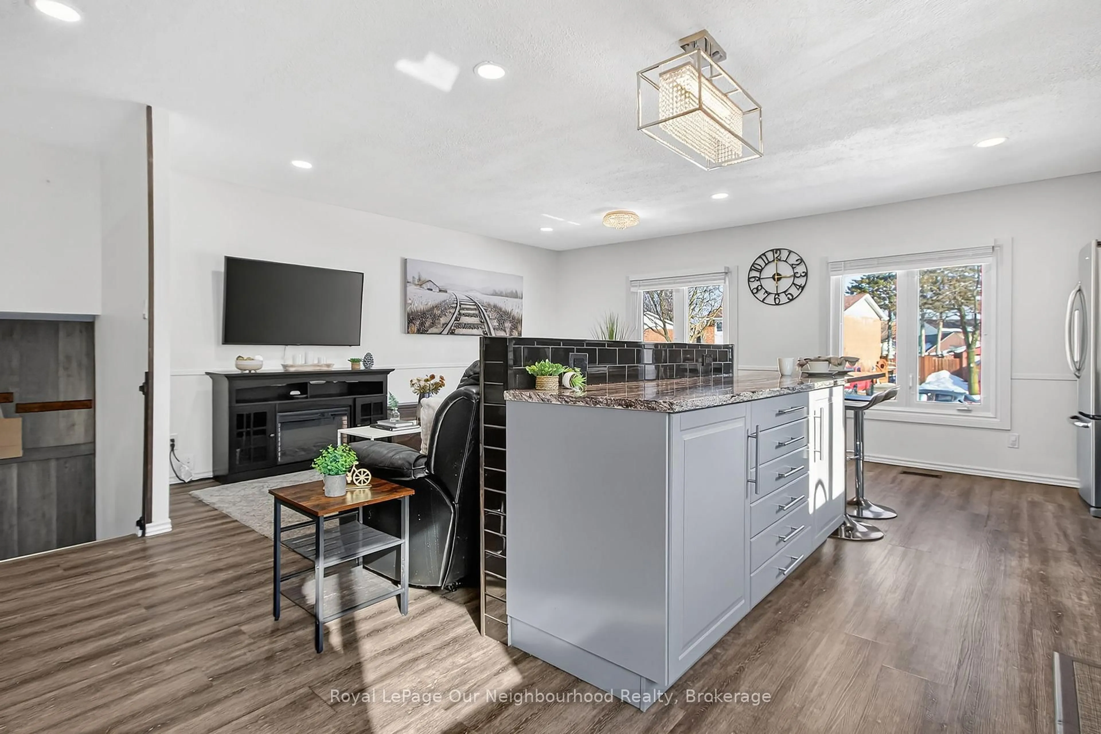 Open concept kitchen, unknown for 100 Keats Dr, Woodstock Ontario N4S 8B8