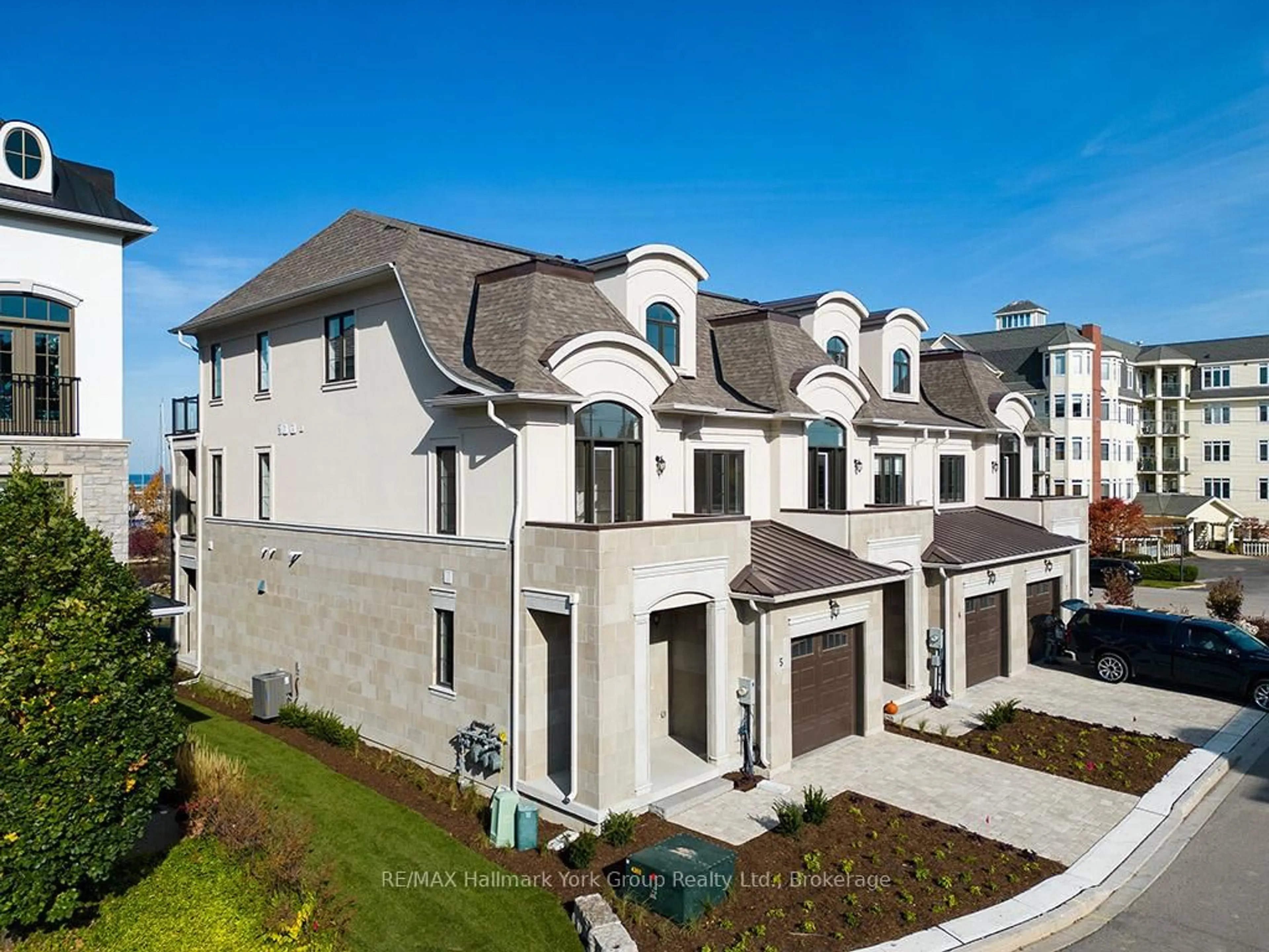 A pic from outside/outdoor area/front of a property/back of a property/a pic from drone, unknown for 5-11 Bay St, Blue Mountains Ontario N0H 2P0