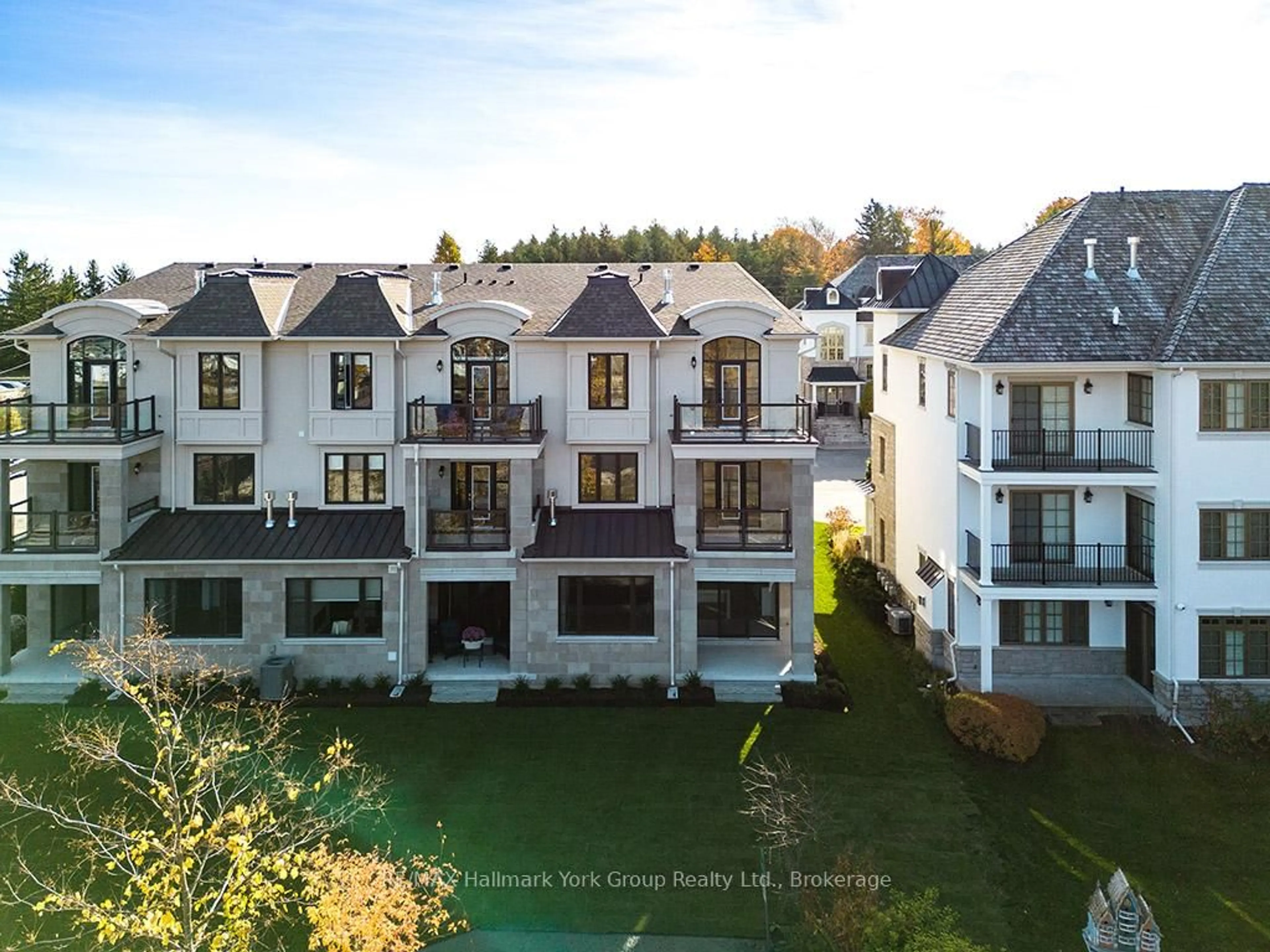 A pic from outside/outdoor area/front of a property/back of a property/a pic from drone, unknown for 5-11 Bay St, Blue Mountains Ontario N0H 2P0