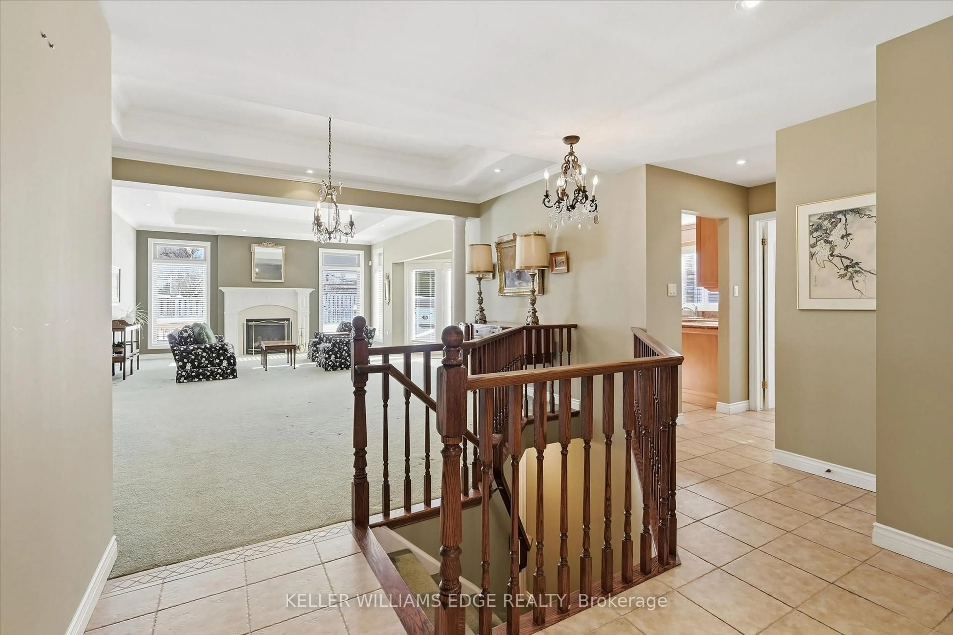 Indoor foyer for 305 Southcote Dr, Hamilton Ontario L9G 5C4