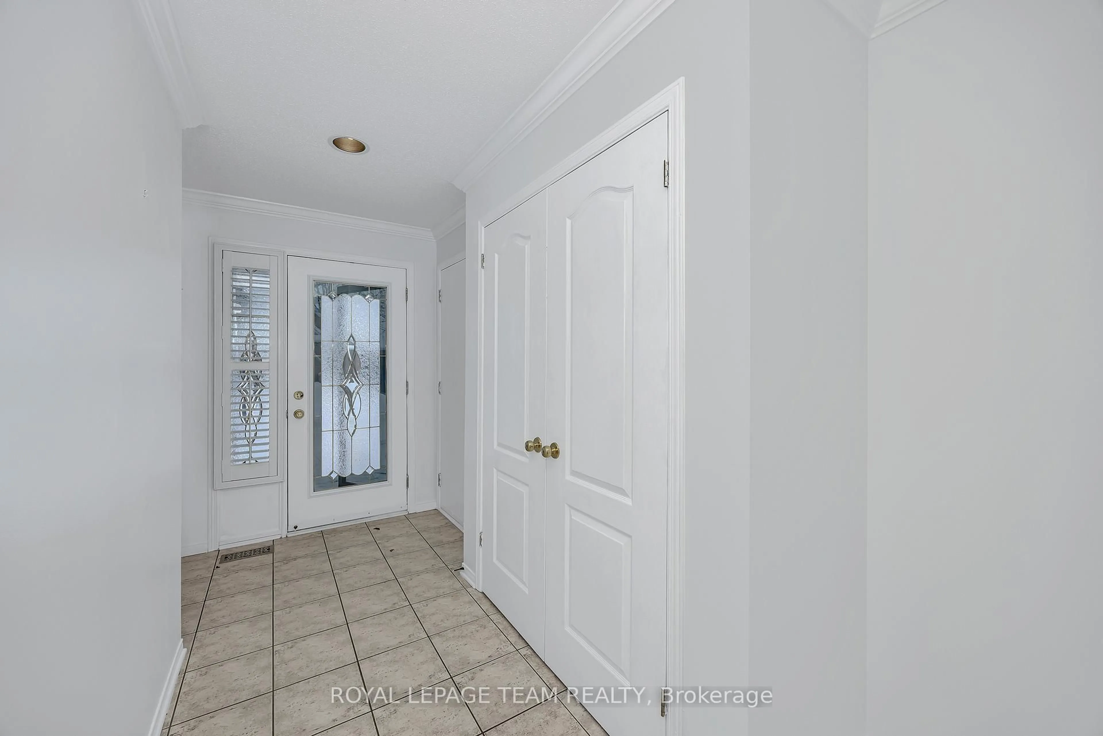 Indoor entryway for 43 Settler's Ridge Way, Ottawa Ontario K2J 4V2