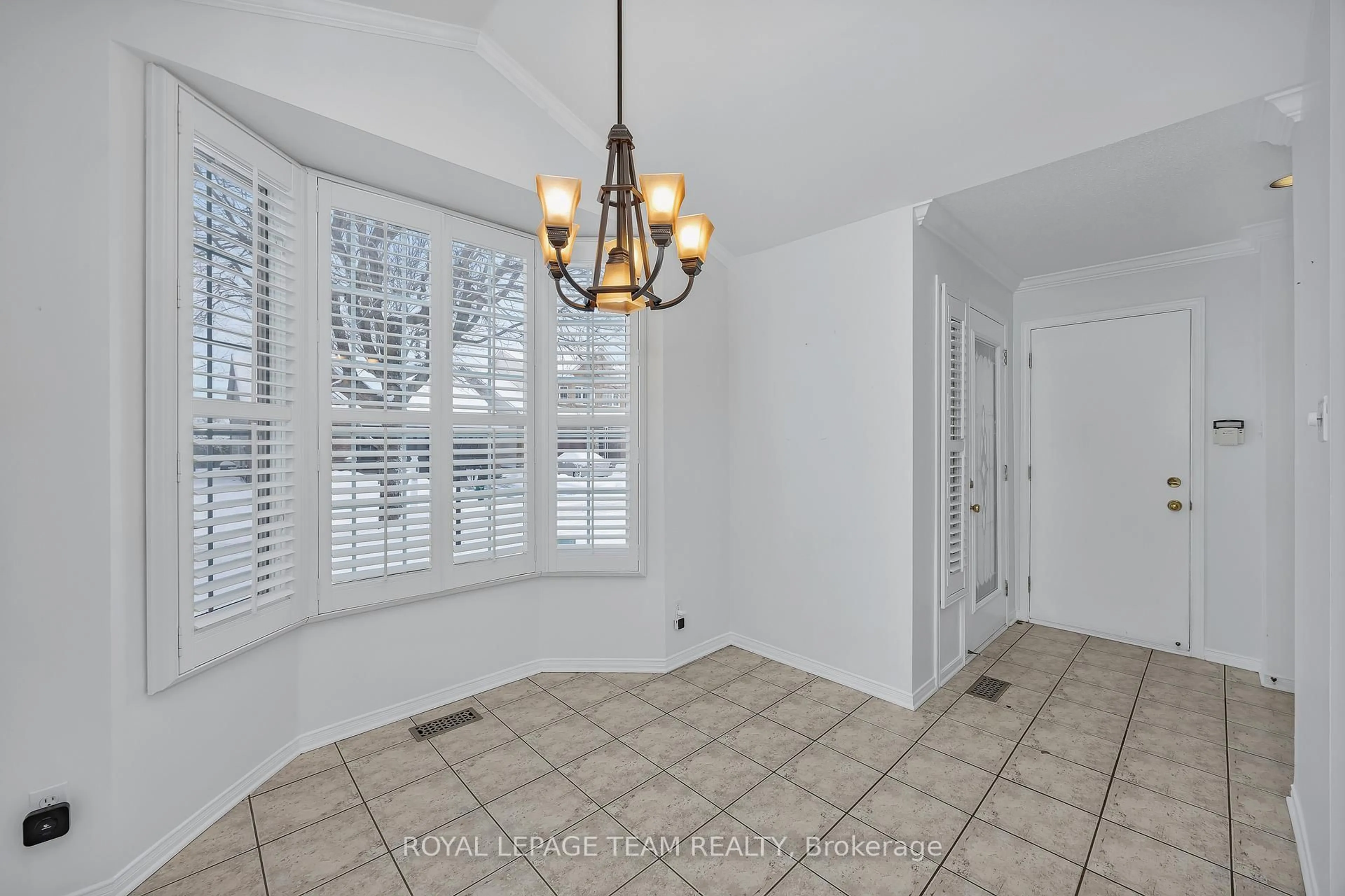 Indoor entryway for 43 Settler's Ridge Way, Ottawa Ontario K2J 4V2