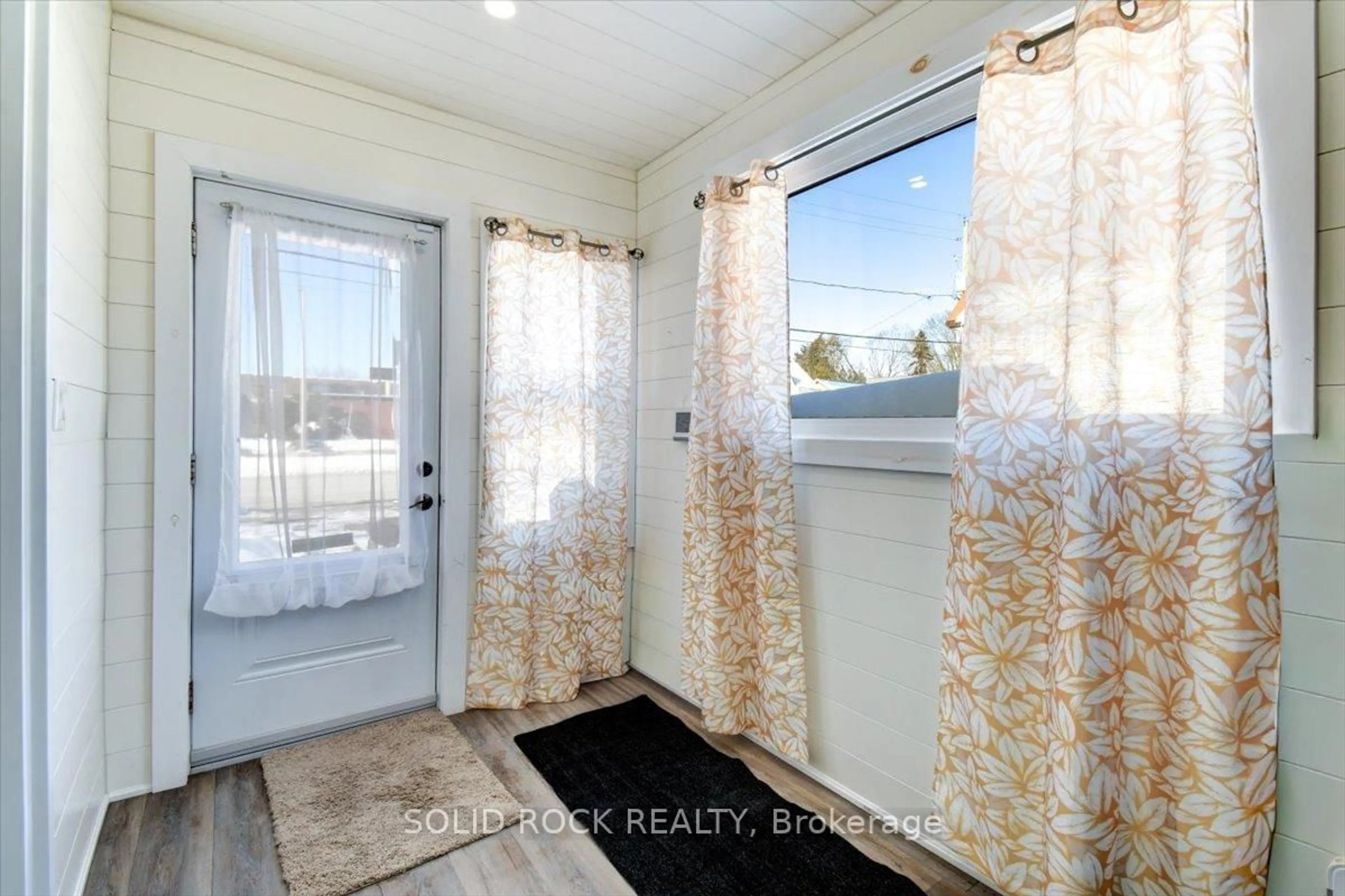 Indoor entryway for 85 Centre St, Trent Hills Ontario K0L 1L0