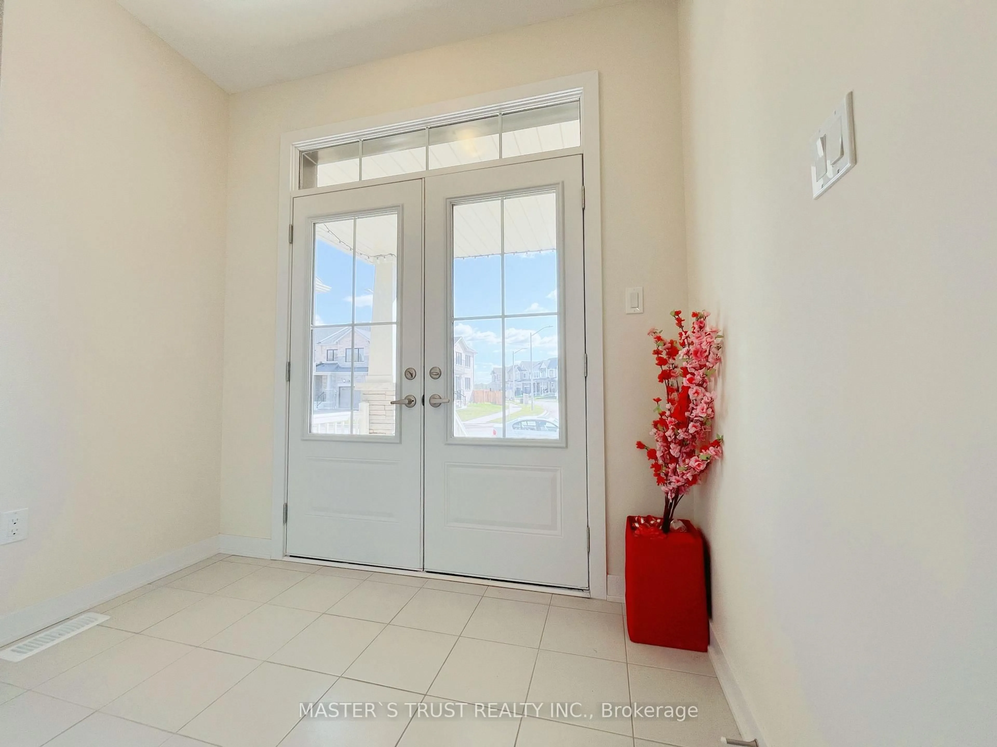 Indoor entryway for 141 Keelson St, Welland Ontario L3B 0M6