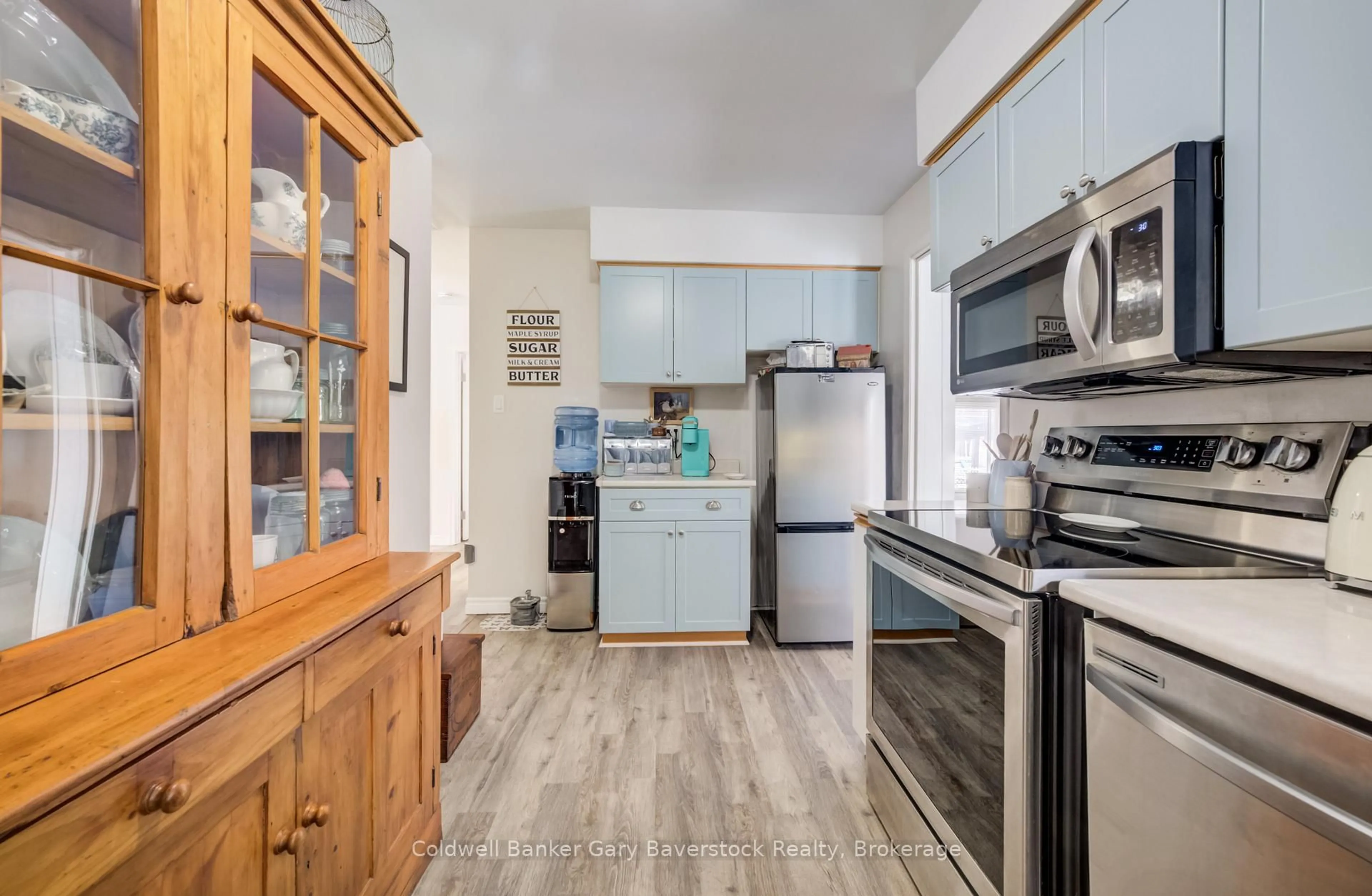 Standard kitchen, unknown for 23 Day St, Cambridge Ontario N1S 3R1
