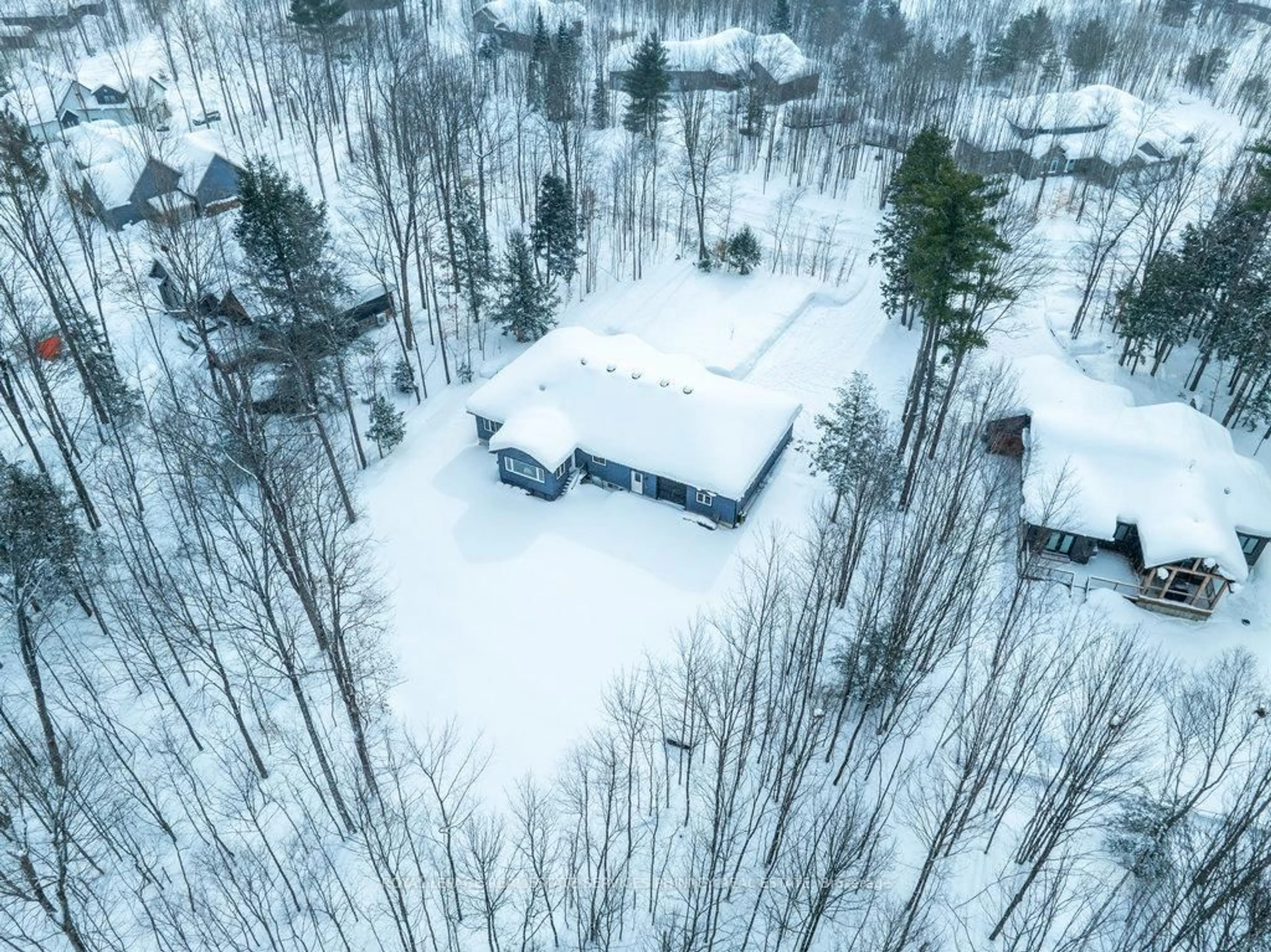 A pic from outside/outdoor area/front of a property/back of a property/a pic from drone, unknown for 1068 Xavier St, Gravenhurst Ontario P0E 1G0