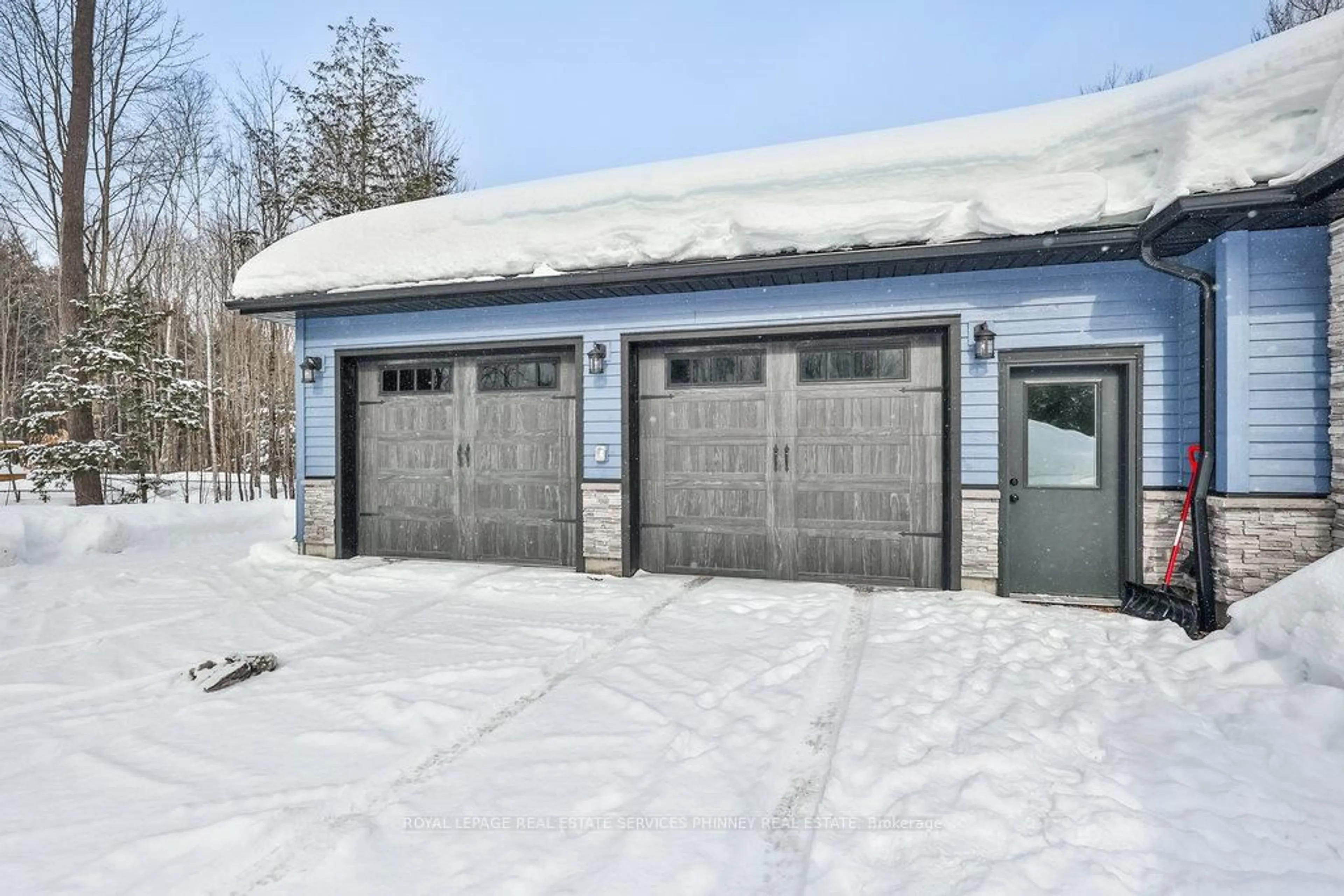 Indoor garage for 1068 Xavier St, Gravenhurst Ontario P0E 1G0