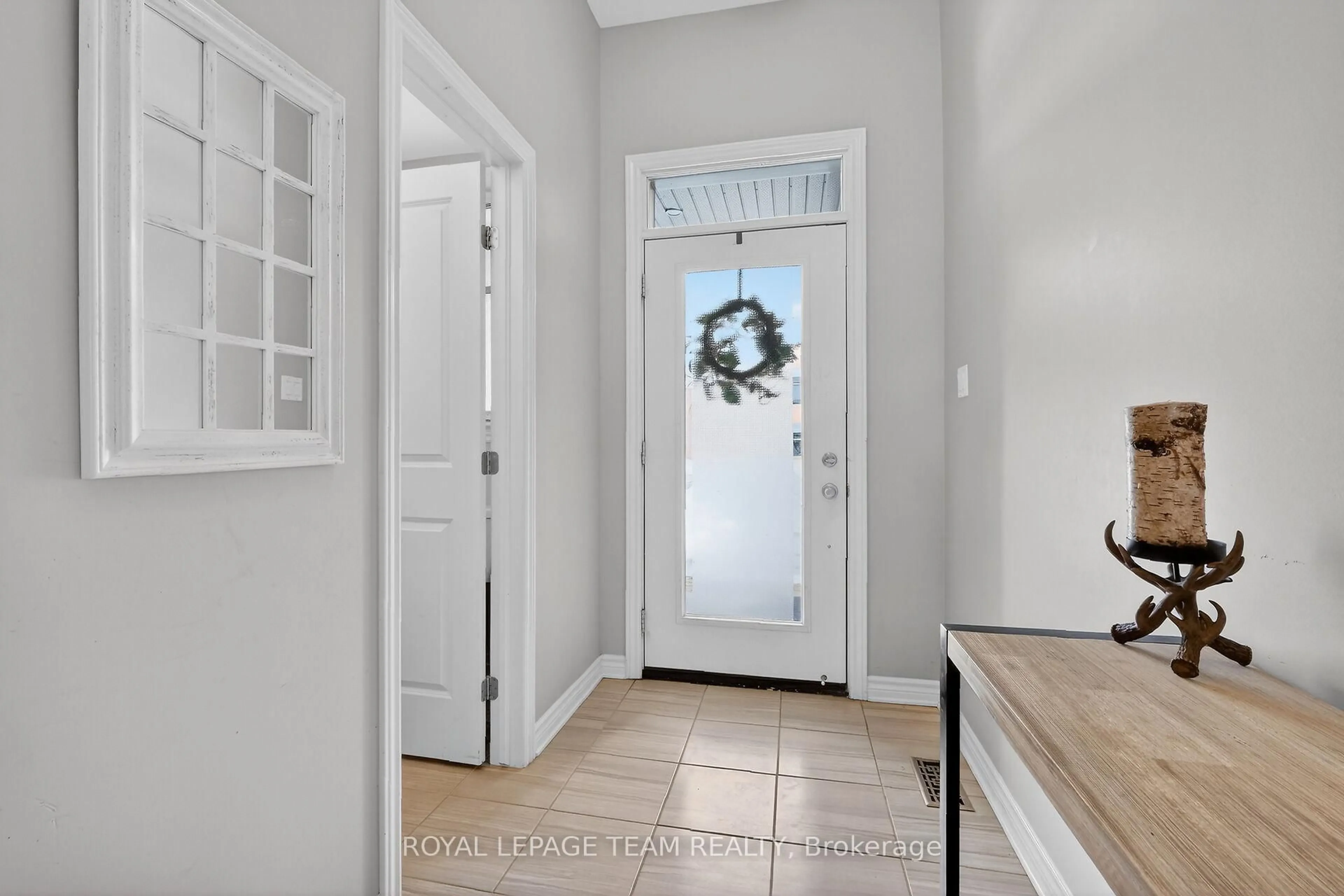 Indoor entryway for 829 Miikana Rd, Ottawa Ontario K1X 0G5