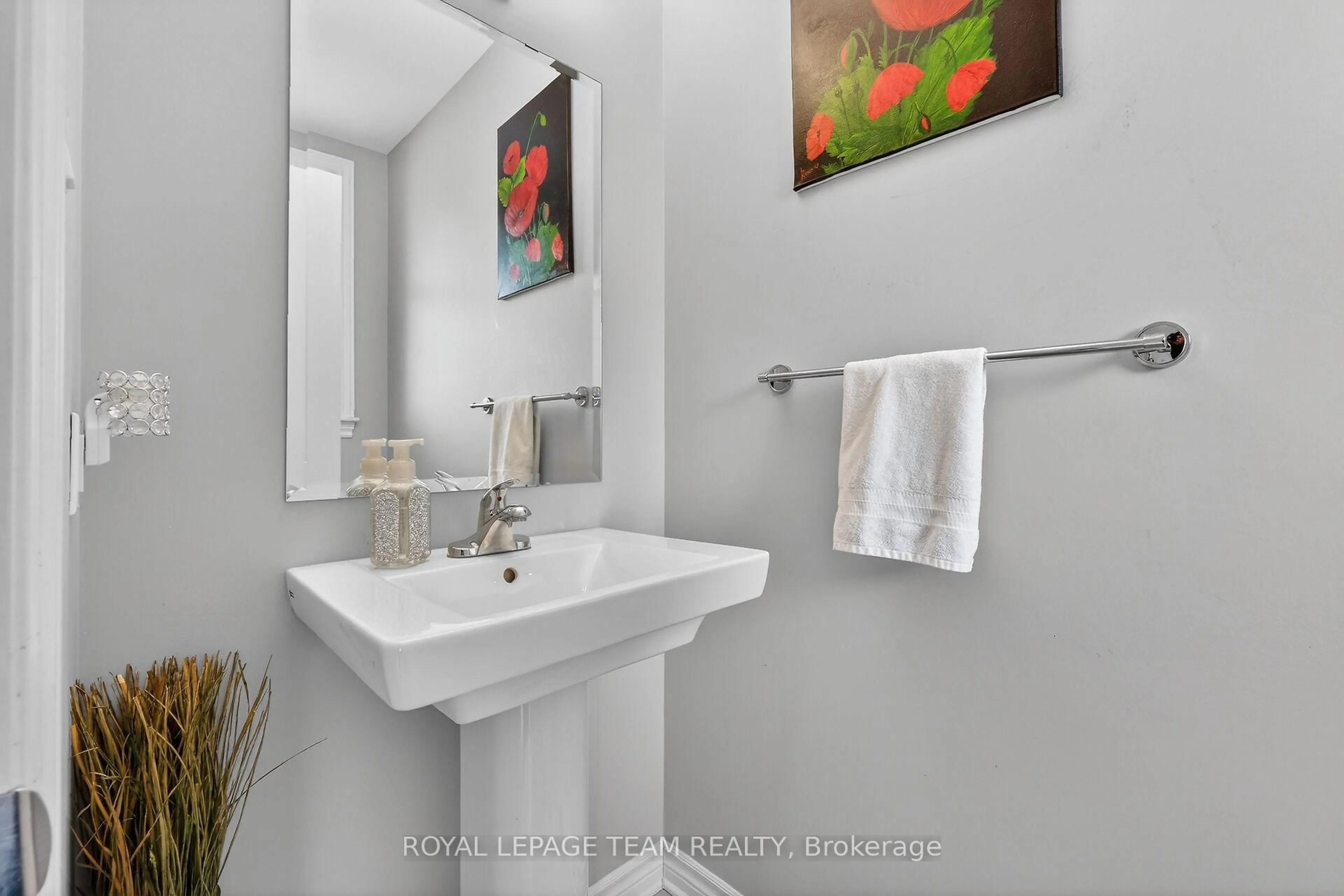 Standard bathroom, ceramic/tile floor for 829 Miikana Rd, Ottawa Ontario K1X 0G5