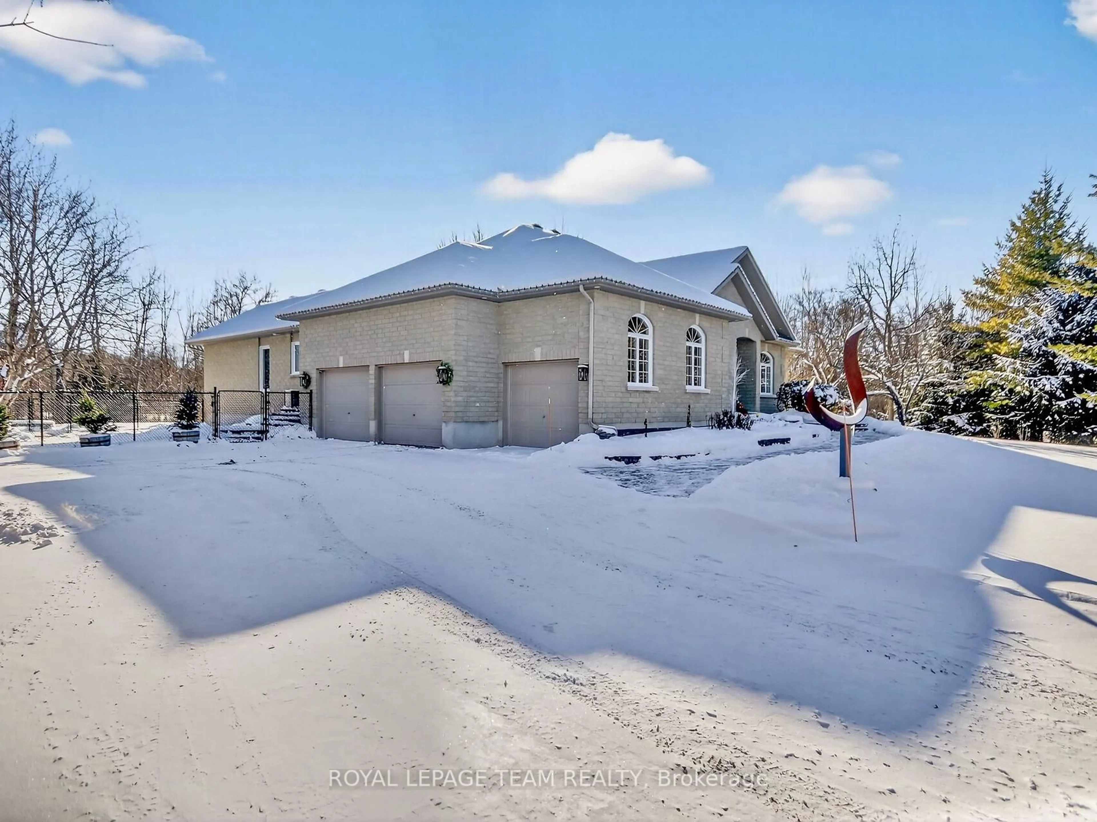 A pic from outside/outdoor area/front of a property/back of a property/a pic from drone, street for 6196 Elkwood Dr, Ottawa Ontario K4P 1M9