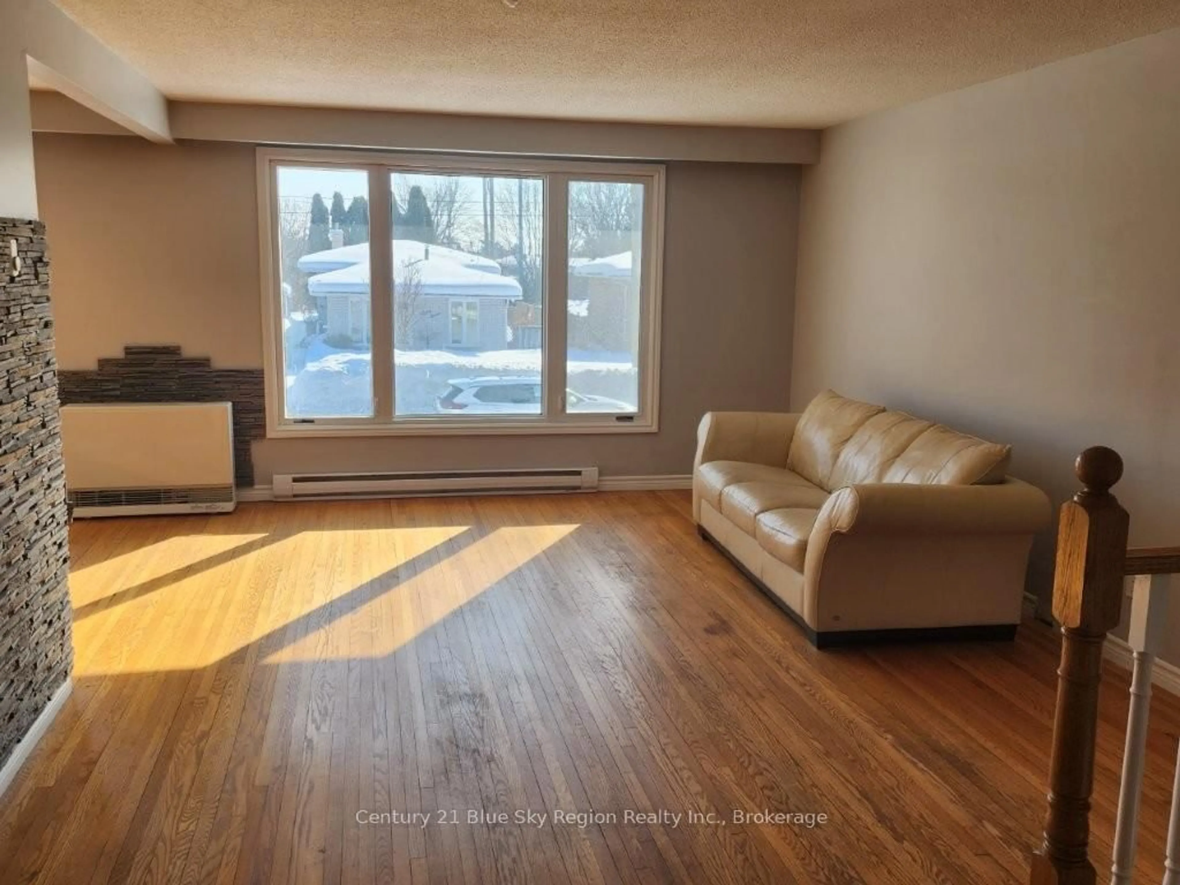 Living room with furniture, wood/laminate floor for 88 Beverly Rd, North Bay Ontario P1B 7P8