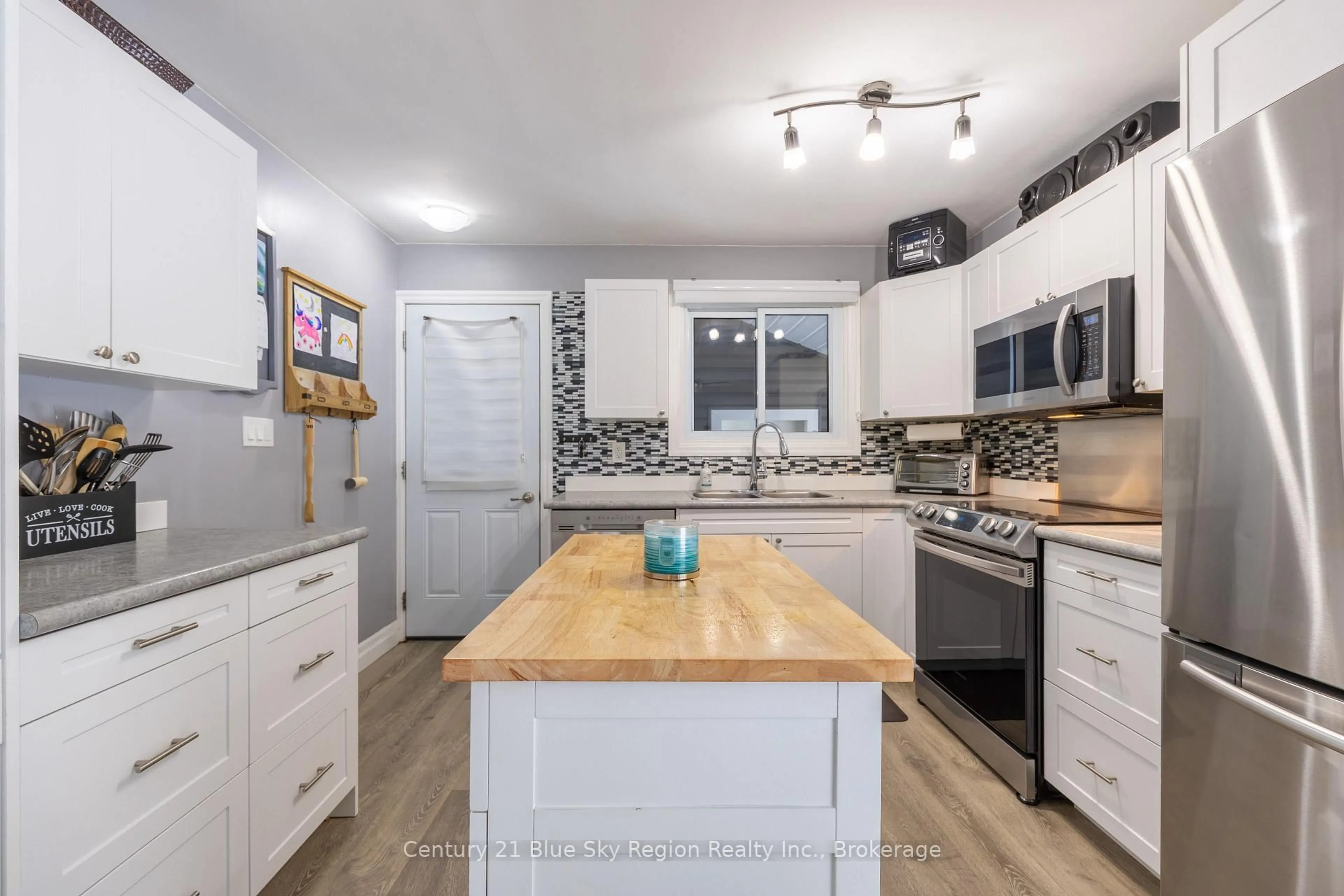 Open concept kitchen, ceramic/tile floor for 1357 Corbeil Rd, East Ferris Ontario P0H 1K0