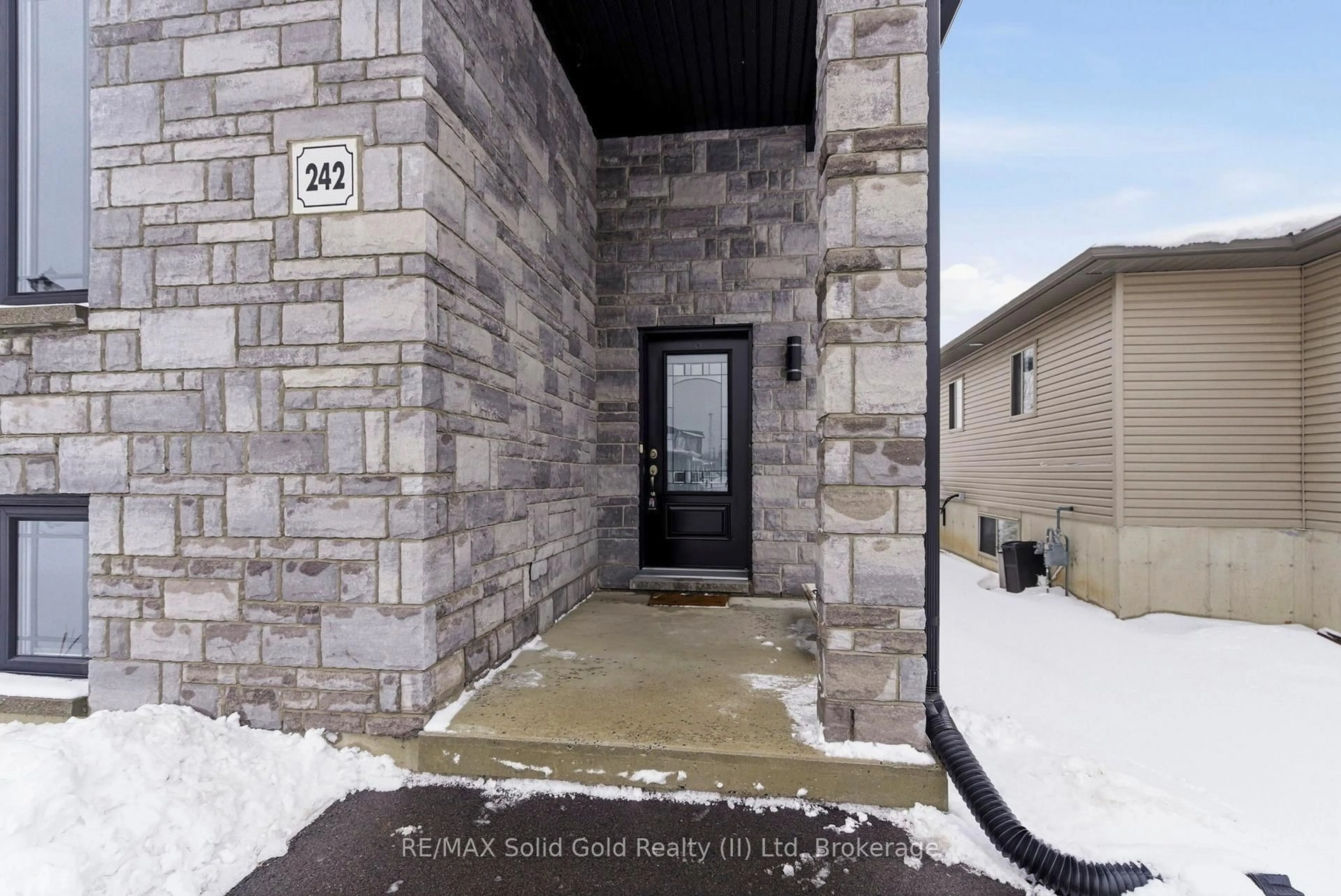 Indoor entryway for 242 Glen Nora Dr, Cornwall Ontario K6H 0H6