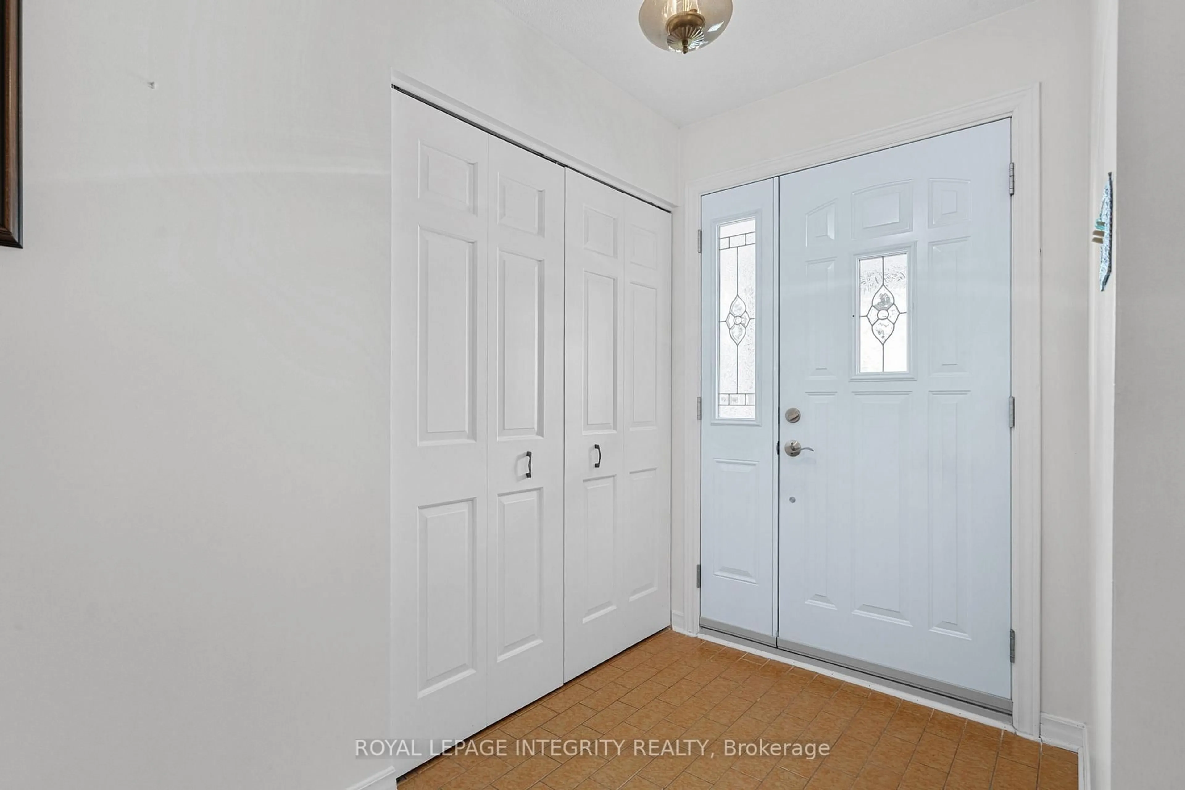Indoor entryway for 12 Wynford Ave, Ottawa Ontario K2G 3Z3