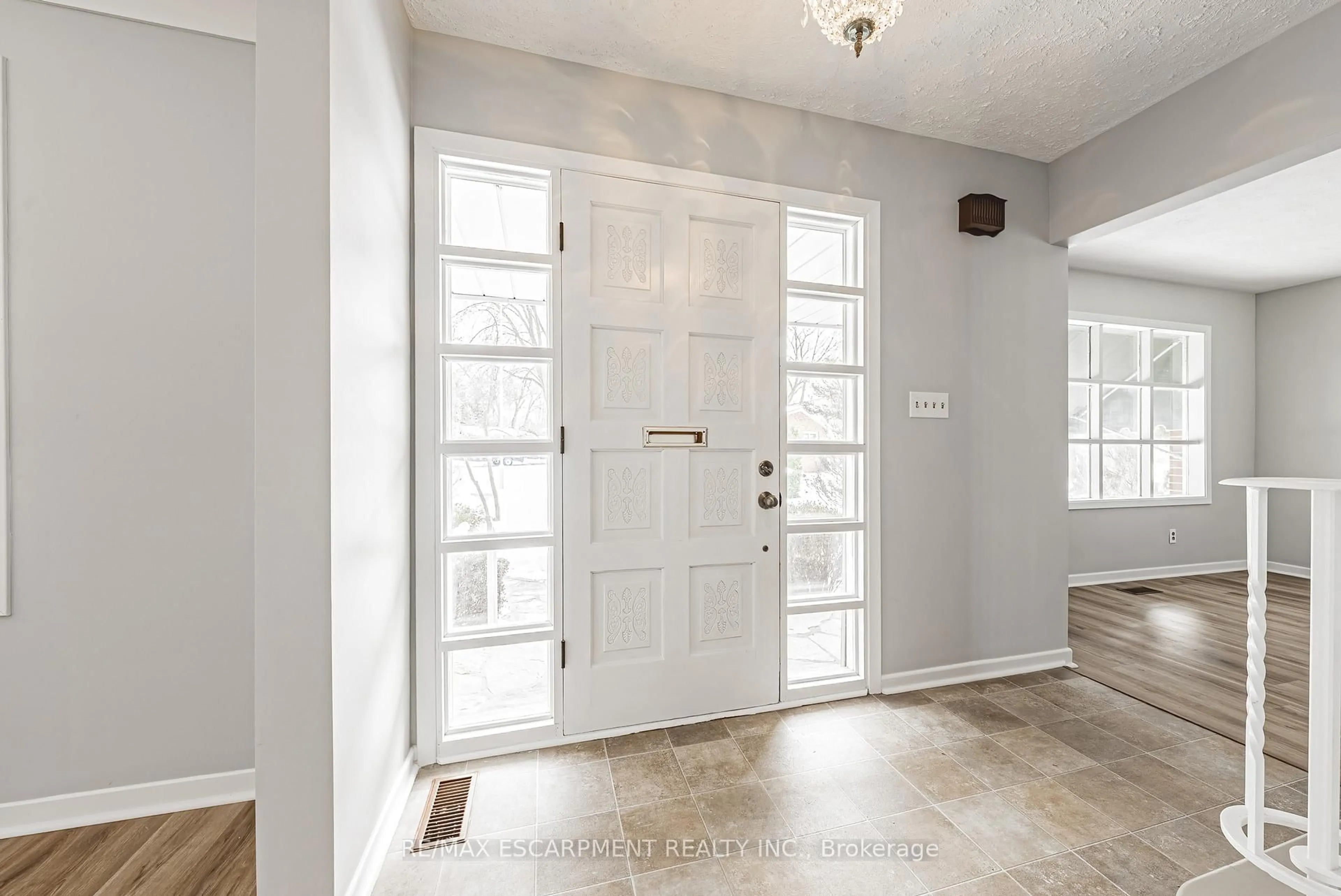 Indoor entryway for 646 Alder St, Haldimand Ontario N1A 1S5