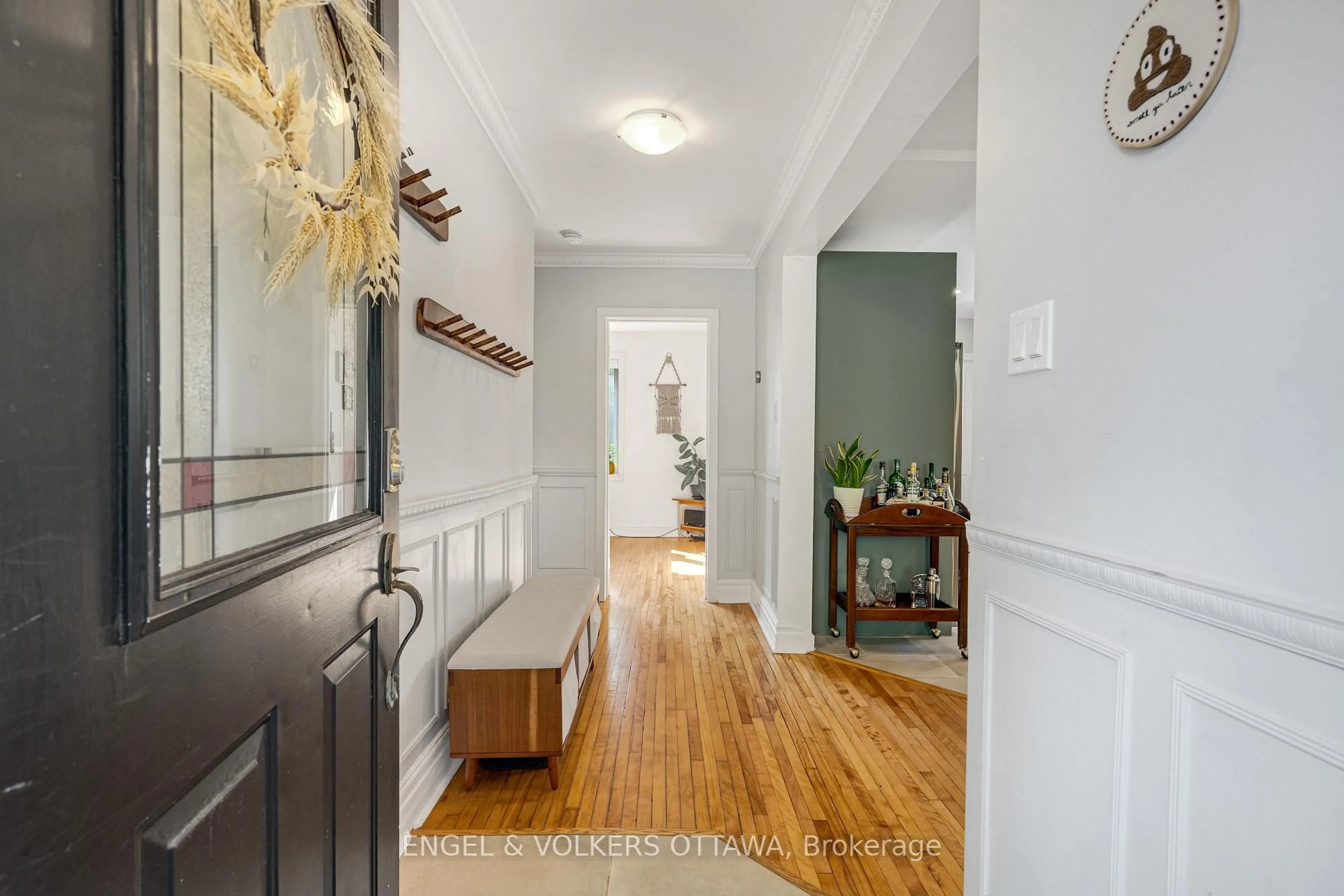 Indoor entryway for 1270 CHEVERTON Ave, Ottawa Ontario K1H 7P6
