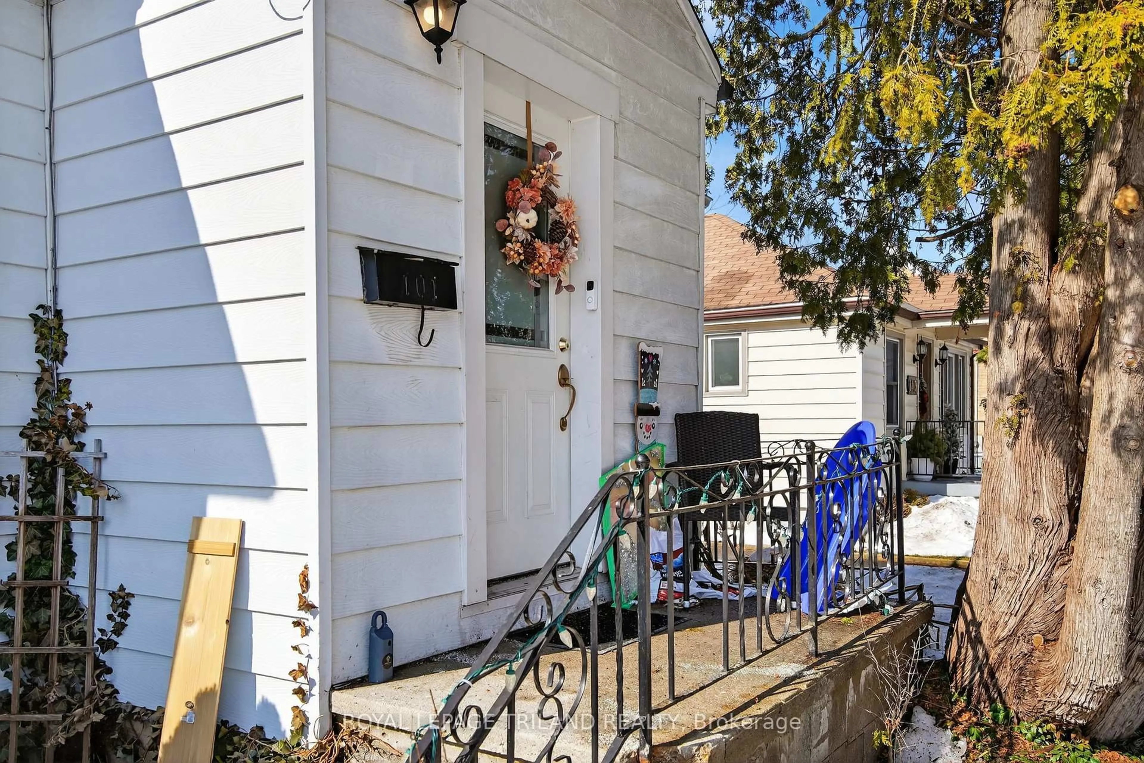 Patio, street for 101 Appel St, London East Ontario N5Y 1R5