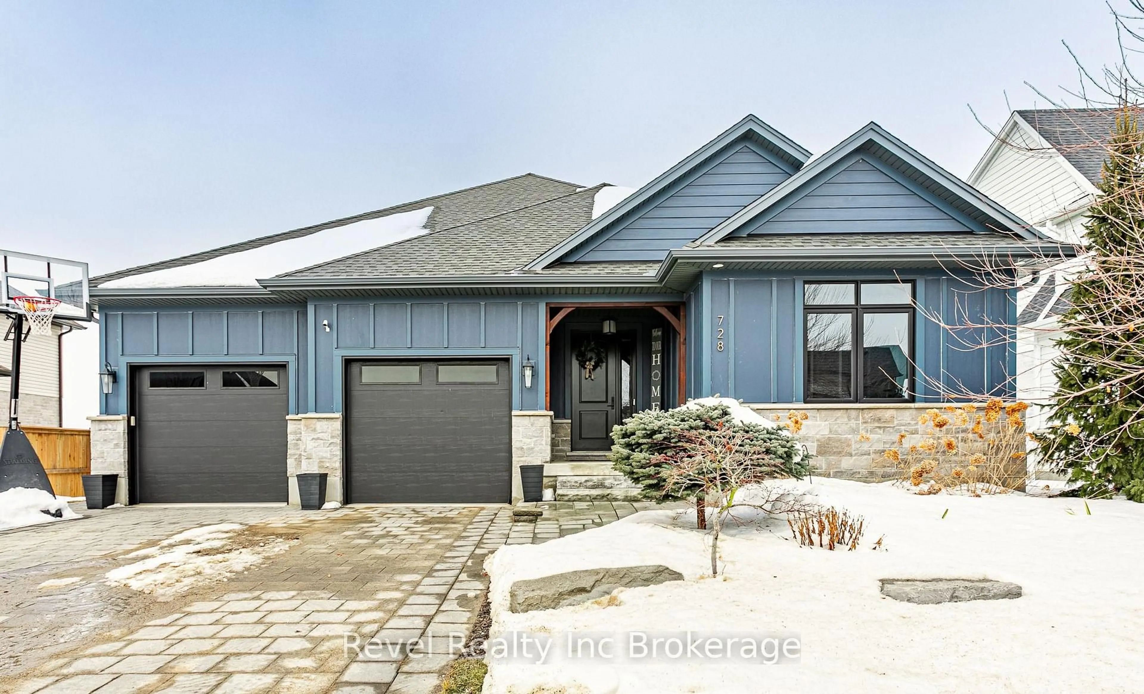 Home with brick exterior material, street for 728 Regent St, Strathroy-Caradoc Ontario N0L 1W0