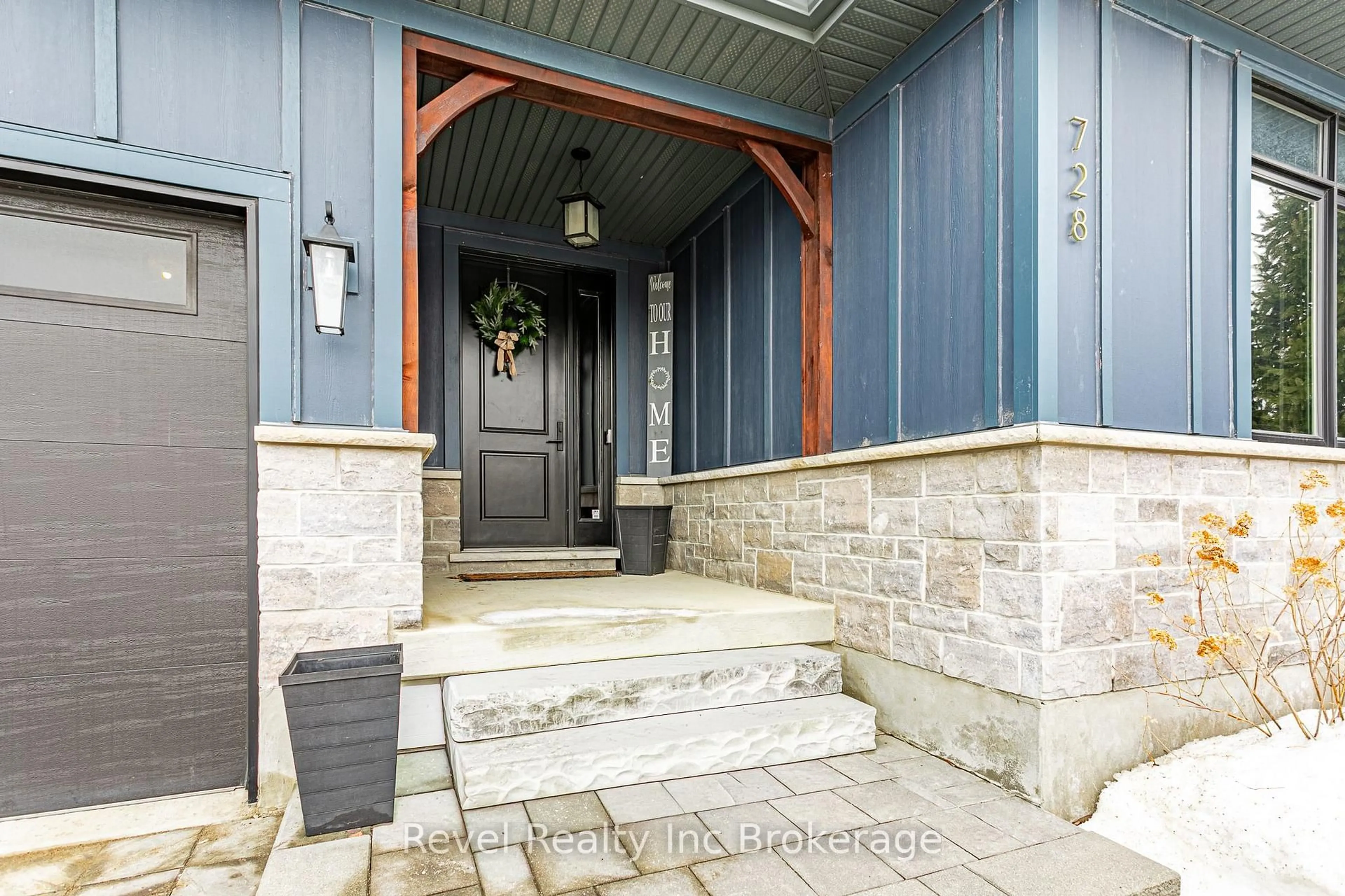 Indoor entryway for 728 Regent St, Strathroy-Caradoc Ontario N0L 1W0