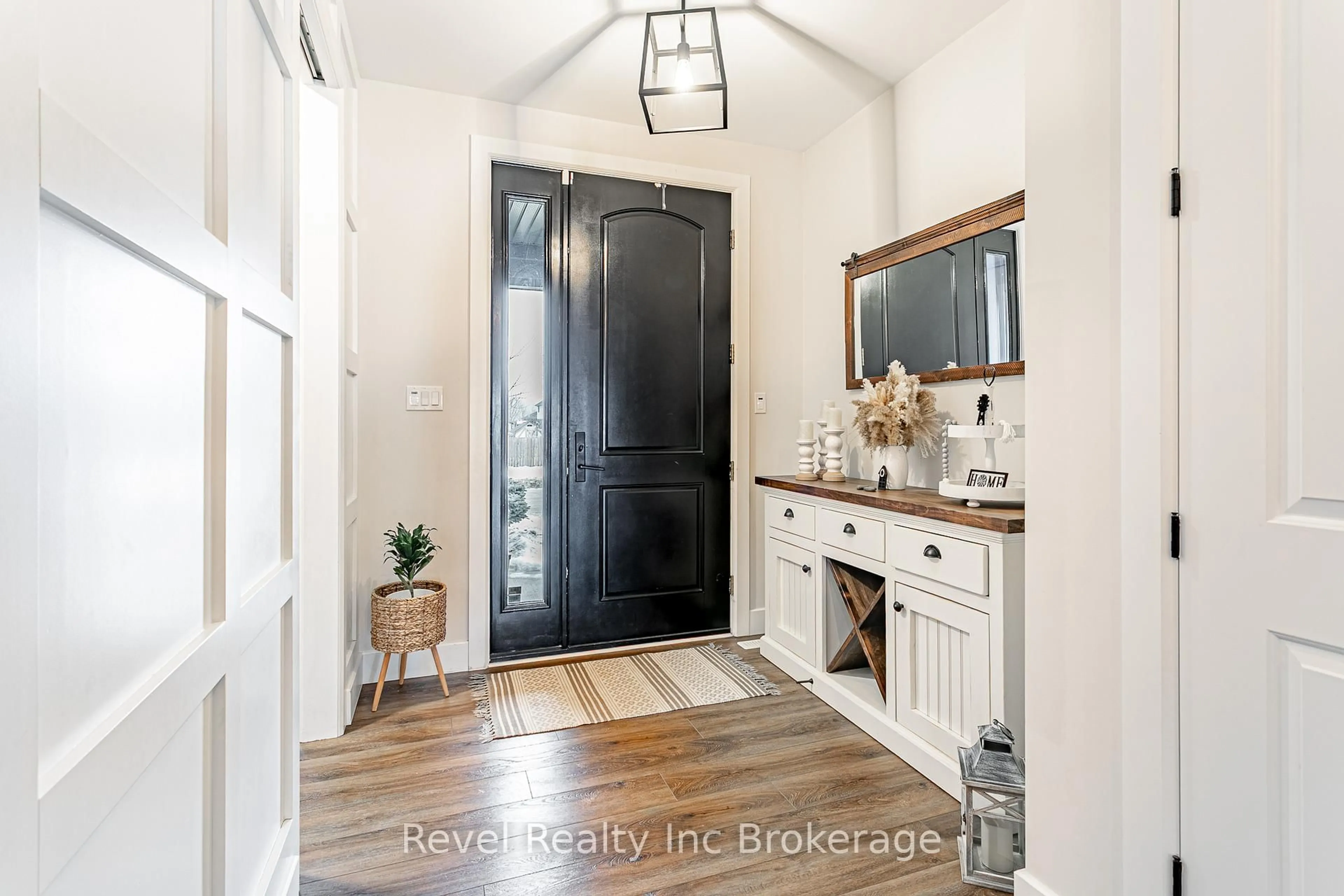 Indoor entryway for 728 Regent St, Strathroy-Caradoc Ontario N0L 1W0