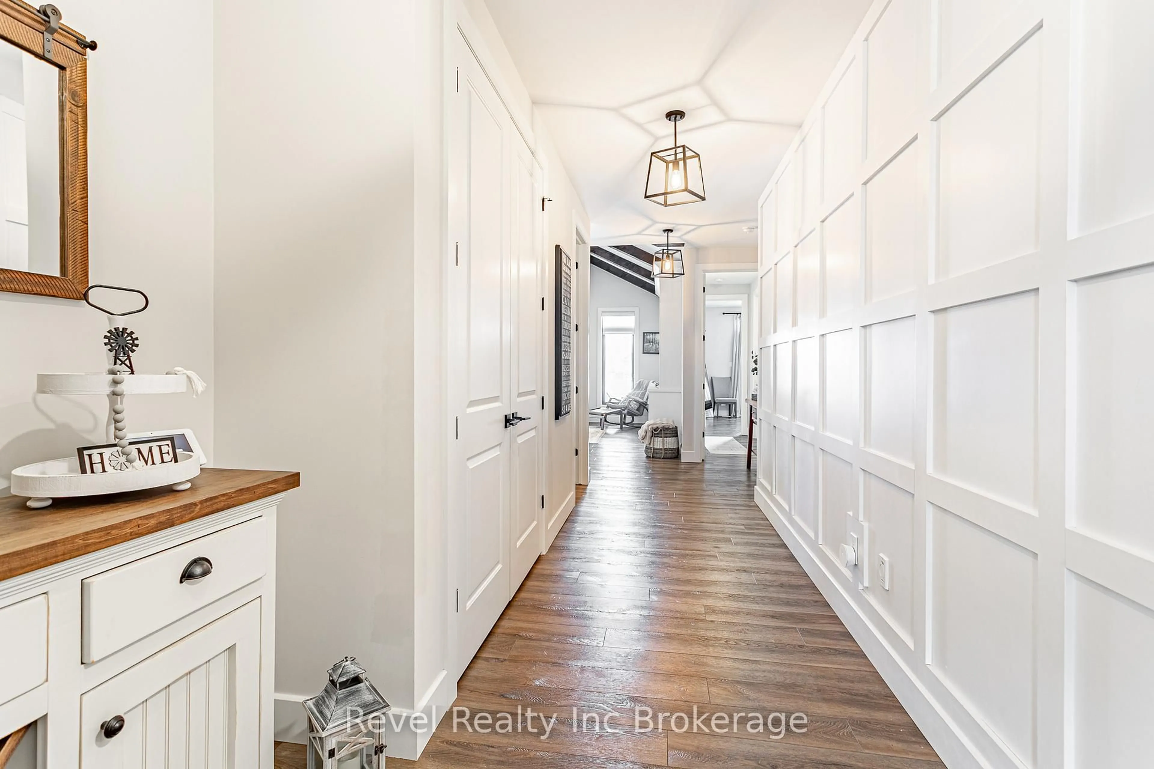 Indoor entryway for 728 Regent St, Strathroy-Caradoc Ontario N0L 1W0