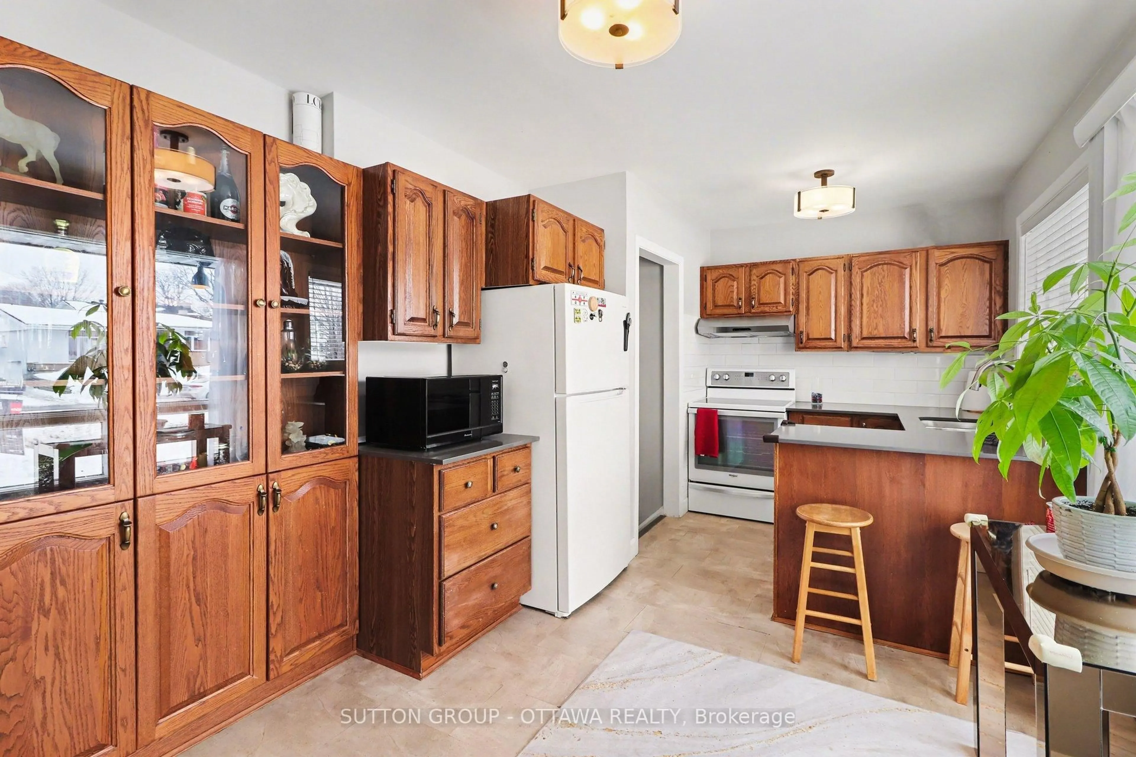 Standard kitchen, ceramic/tile floor for 816 Cartier Blvd, Hawkesbury Ontario K6A 1W7