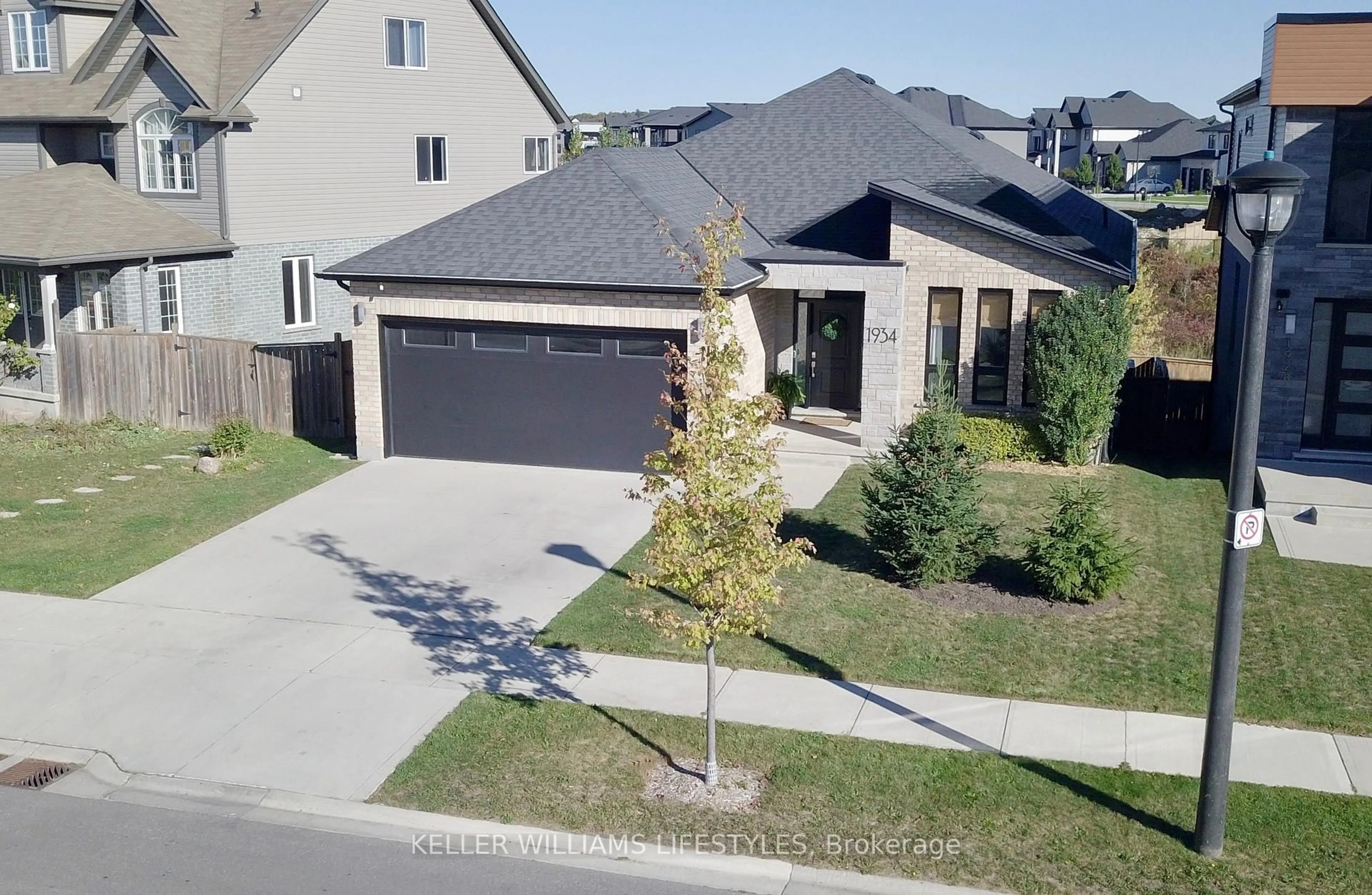 A pic from outside/outdoor area/front of a property/back of a property/a pic from drone, street for 1934 Wateroak Dr, London North Ontario N6G 0M7