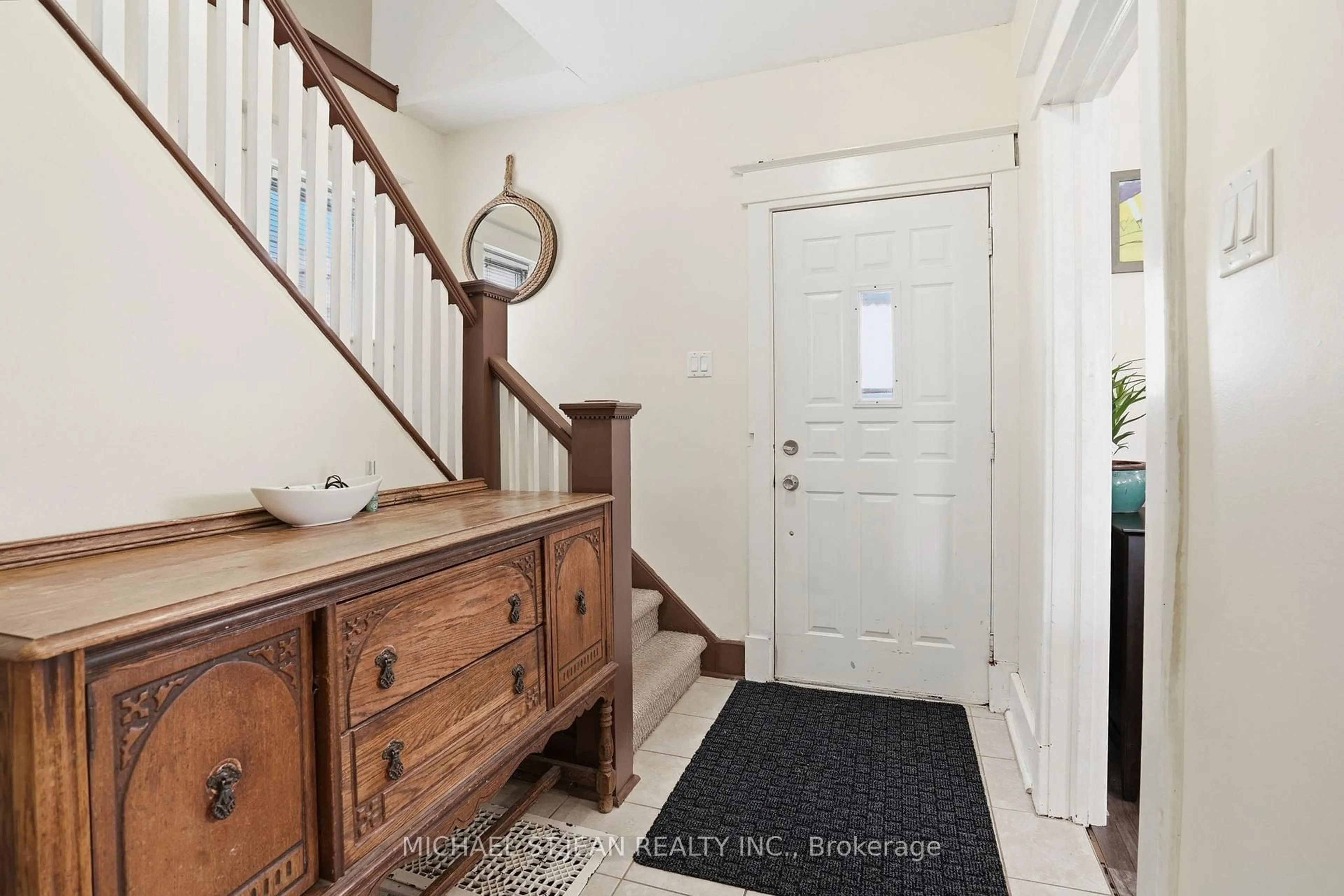 Indoor entryway for 5792 Summer St, Niagara Falls Ontario L2G 1M2