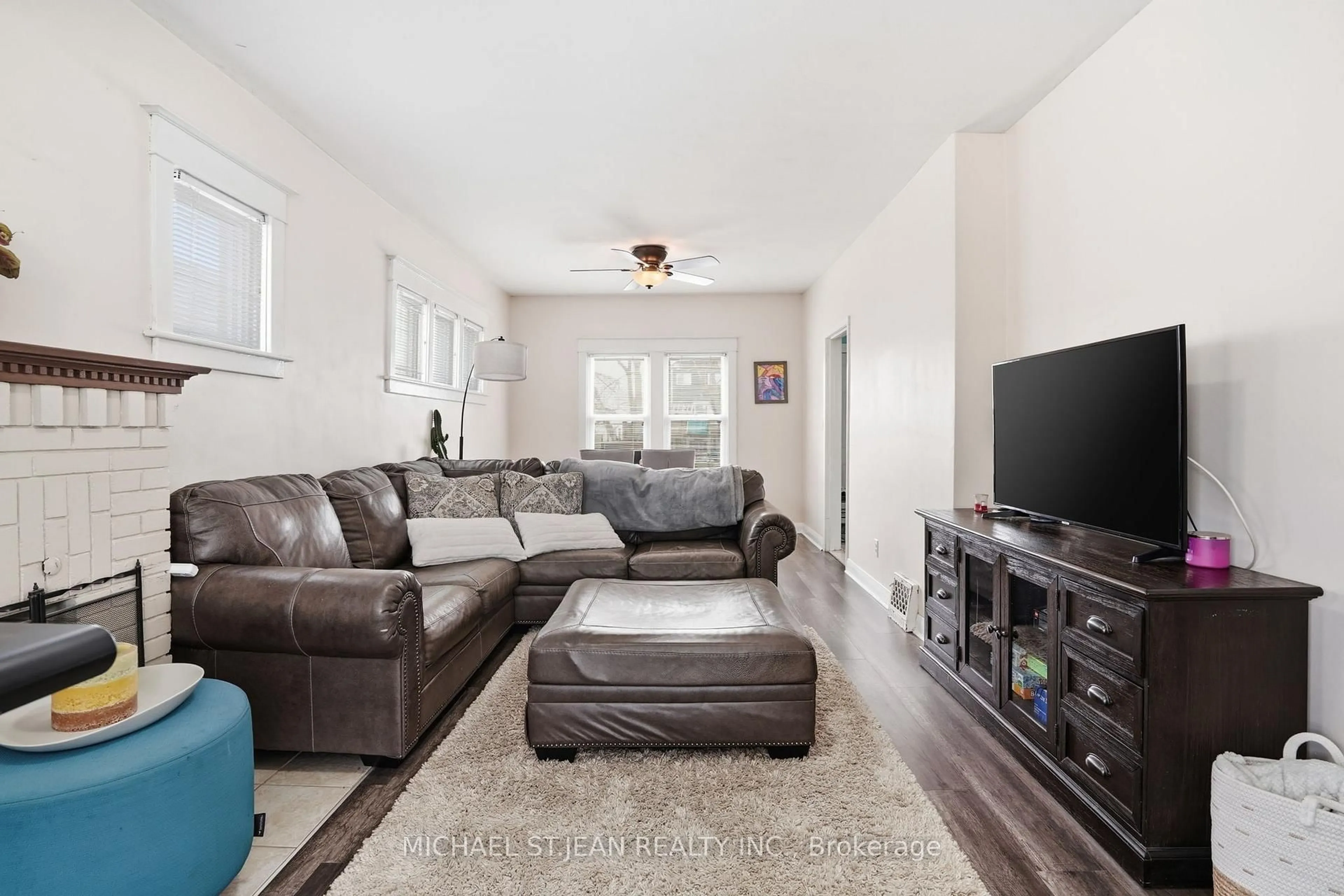 Living room with furniture, unknown for 5792 Summer St, Niagara Falls Ontario L2G 1M2