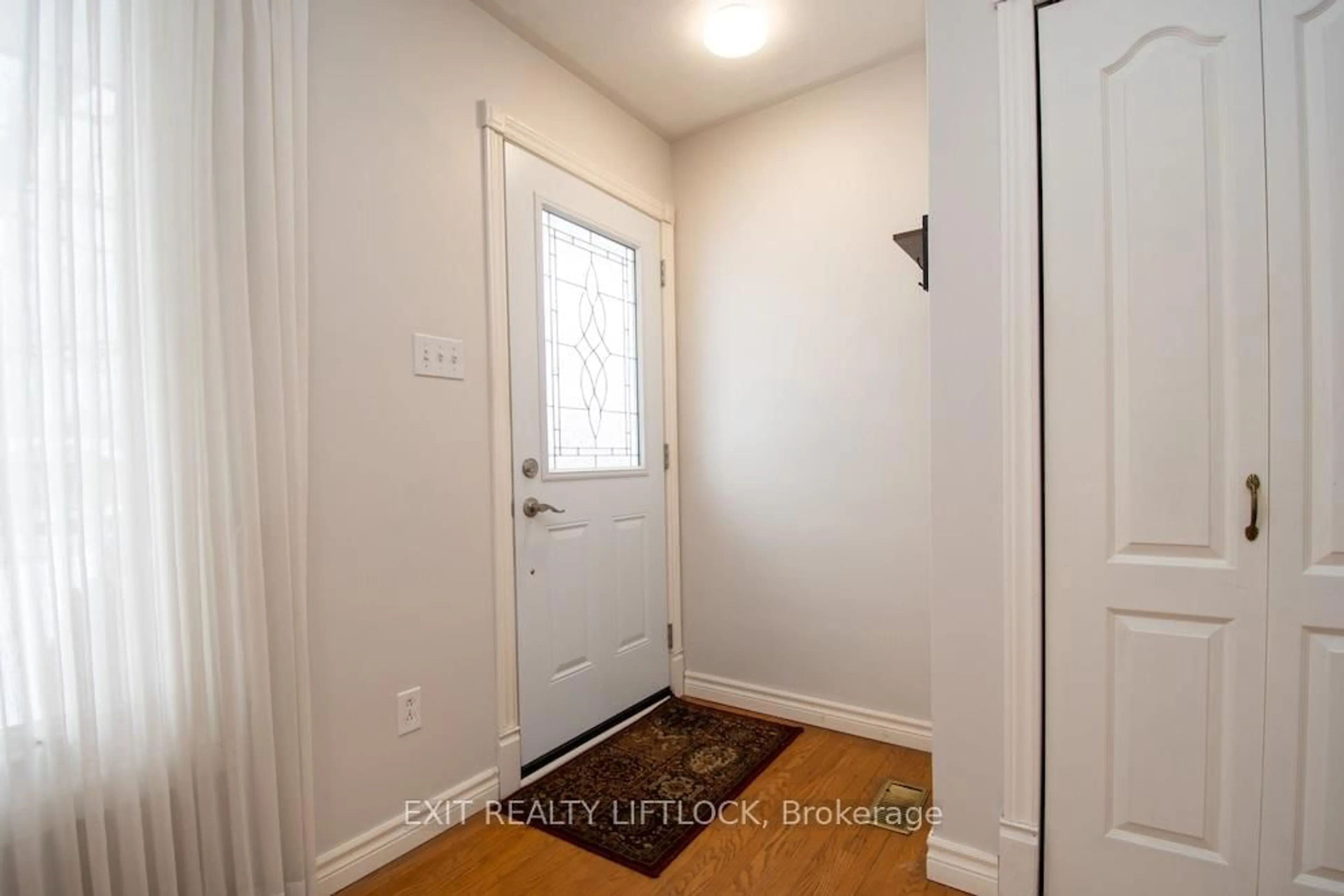 Indoor entryway for 990 St Paul's St, Peterborough Ontario K9H 6J6