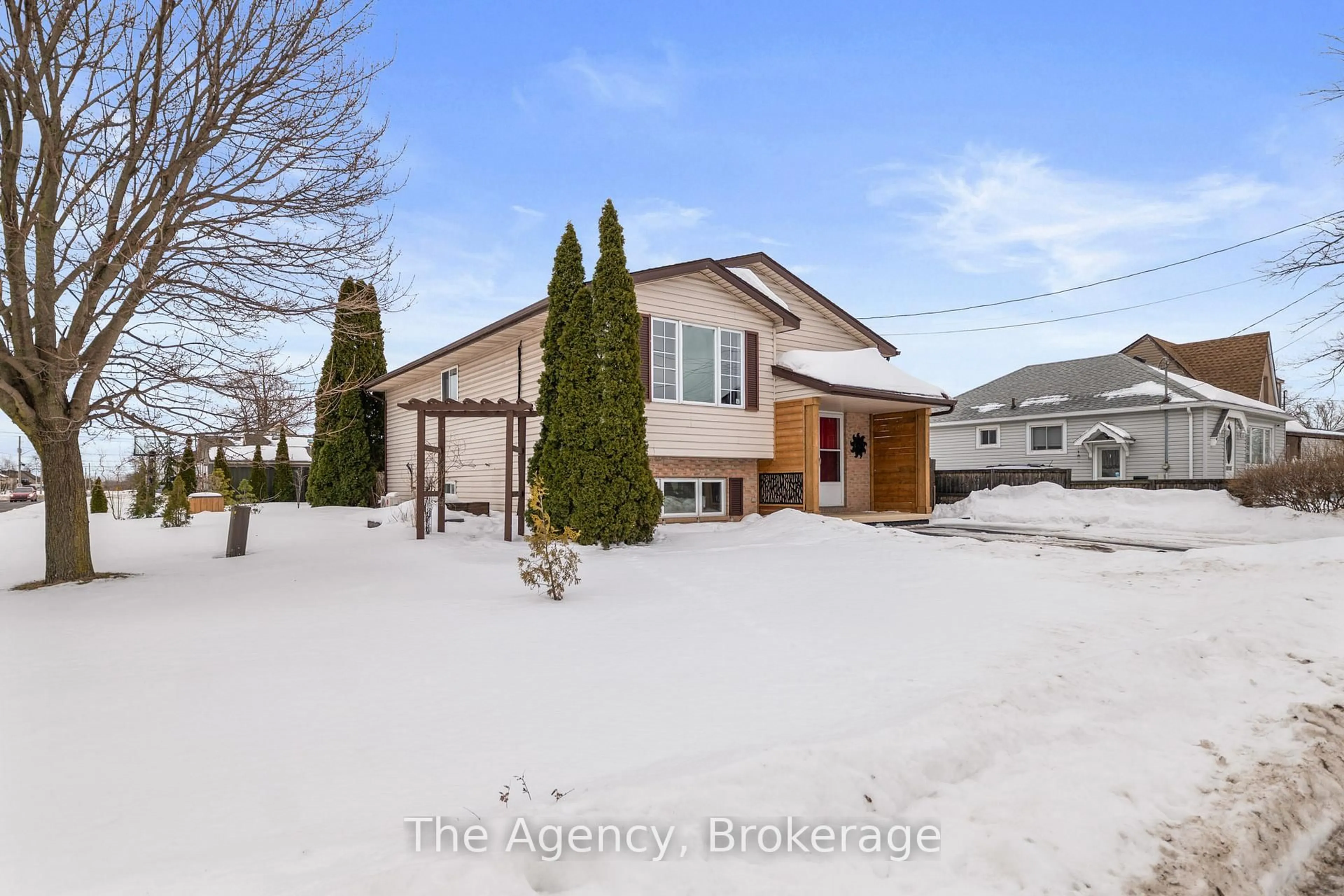 A pic from outside/outdoor area/front of a property/back of a property/a pic from drone, street for 379 Southworth St, Welland Ontario L3B 2A1