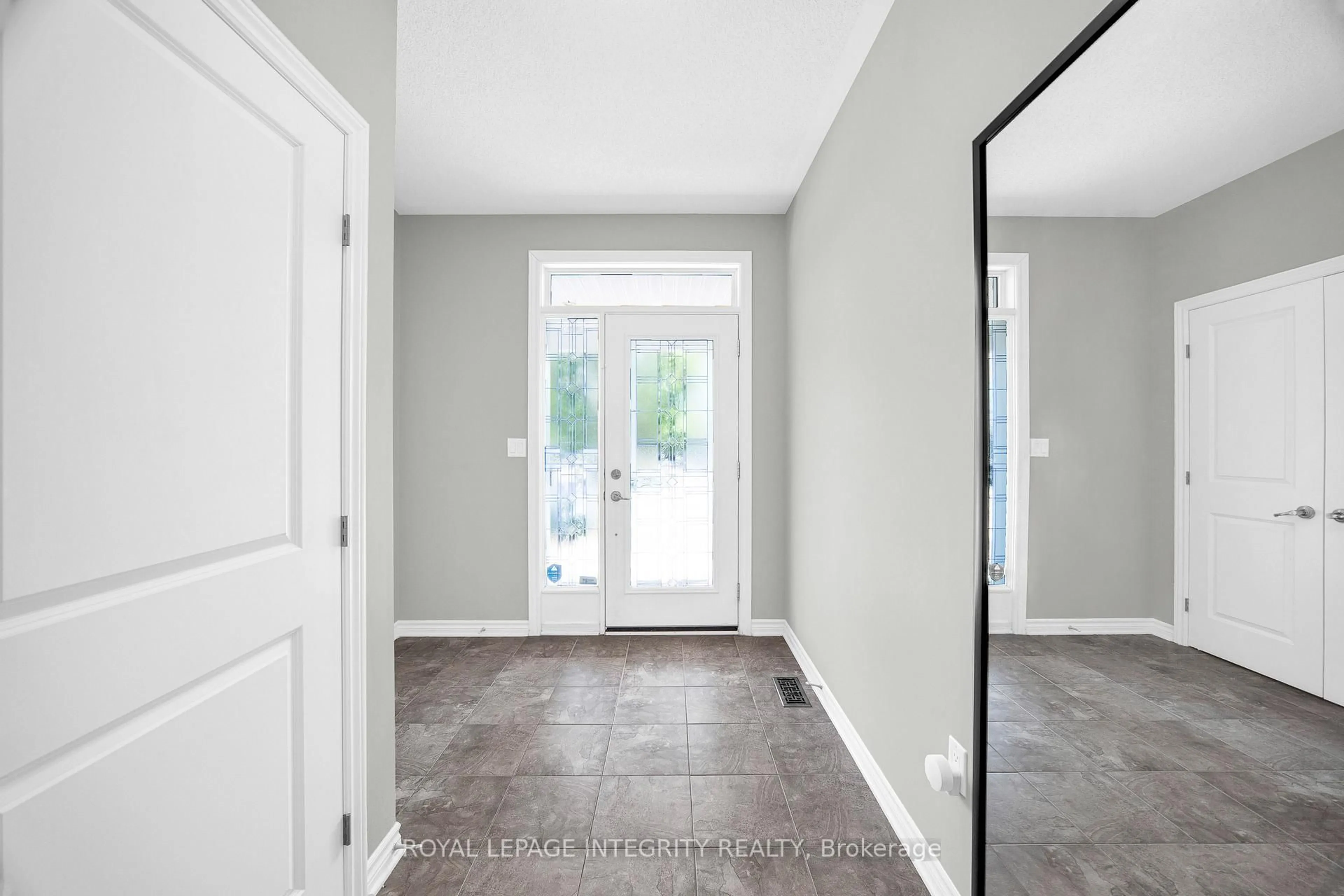 Indoor entryway for 514 Carina Cres, Ottawa Ontario K2J 0Z4