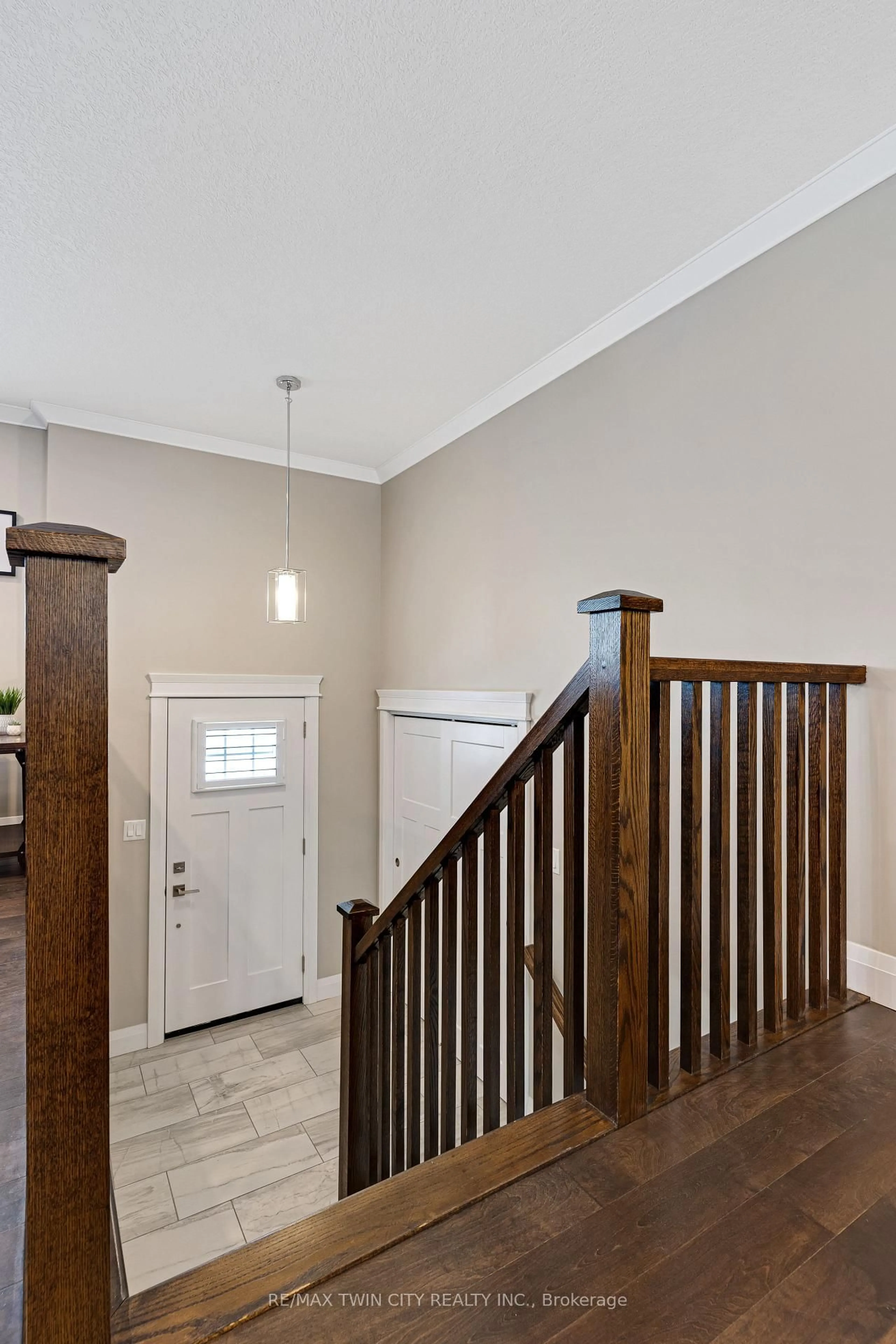 Indoor entryway for 31 Dayman Crt, Waterloo Ontario N2M 3A1