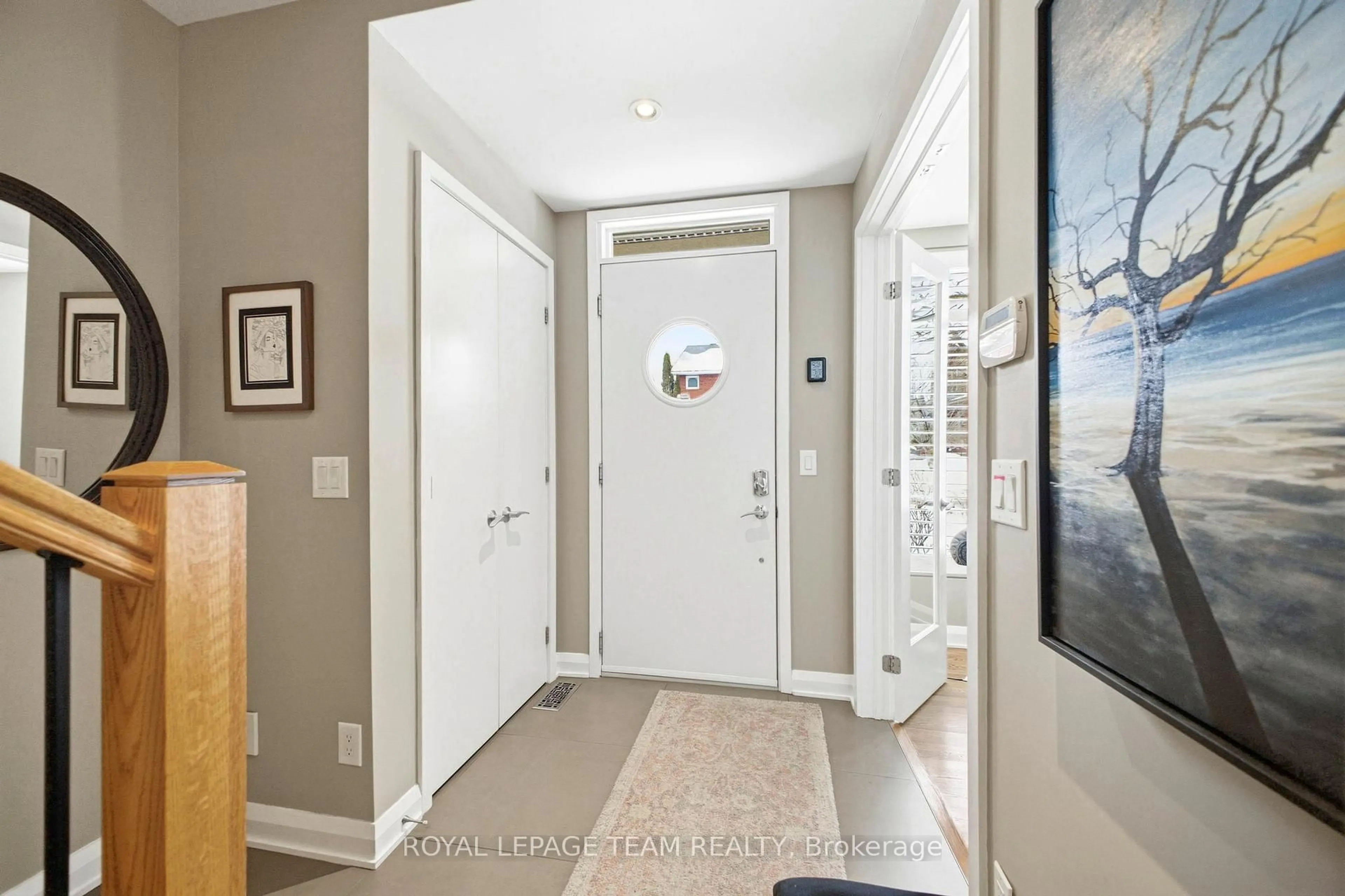 Indoor entryway for 418 Mayfair Ave, Ottawa Ontario K1Y 0K4