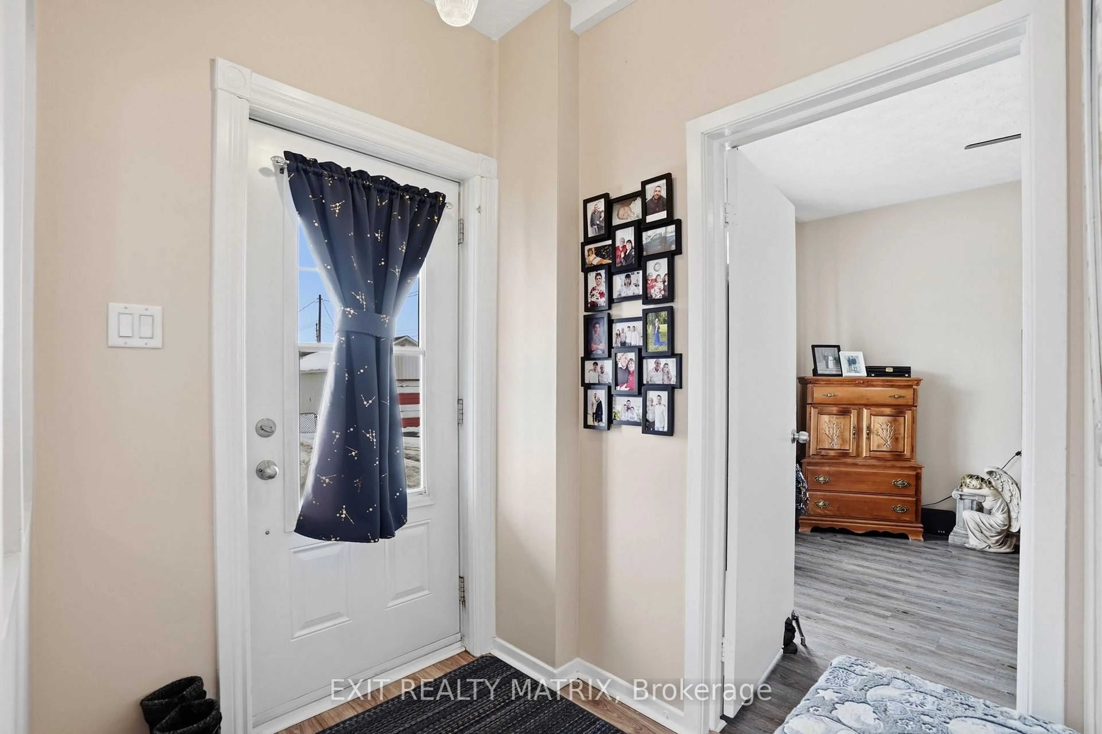 Indoor entryway for 292 St. Joseph St, Alfred and Plantagenet Ontario K0B 1A0