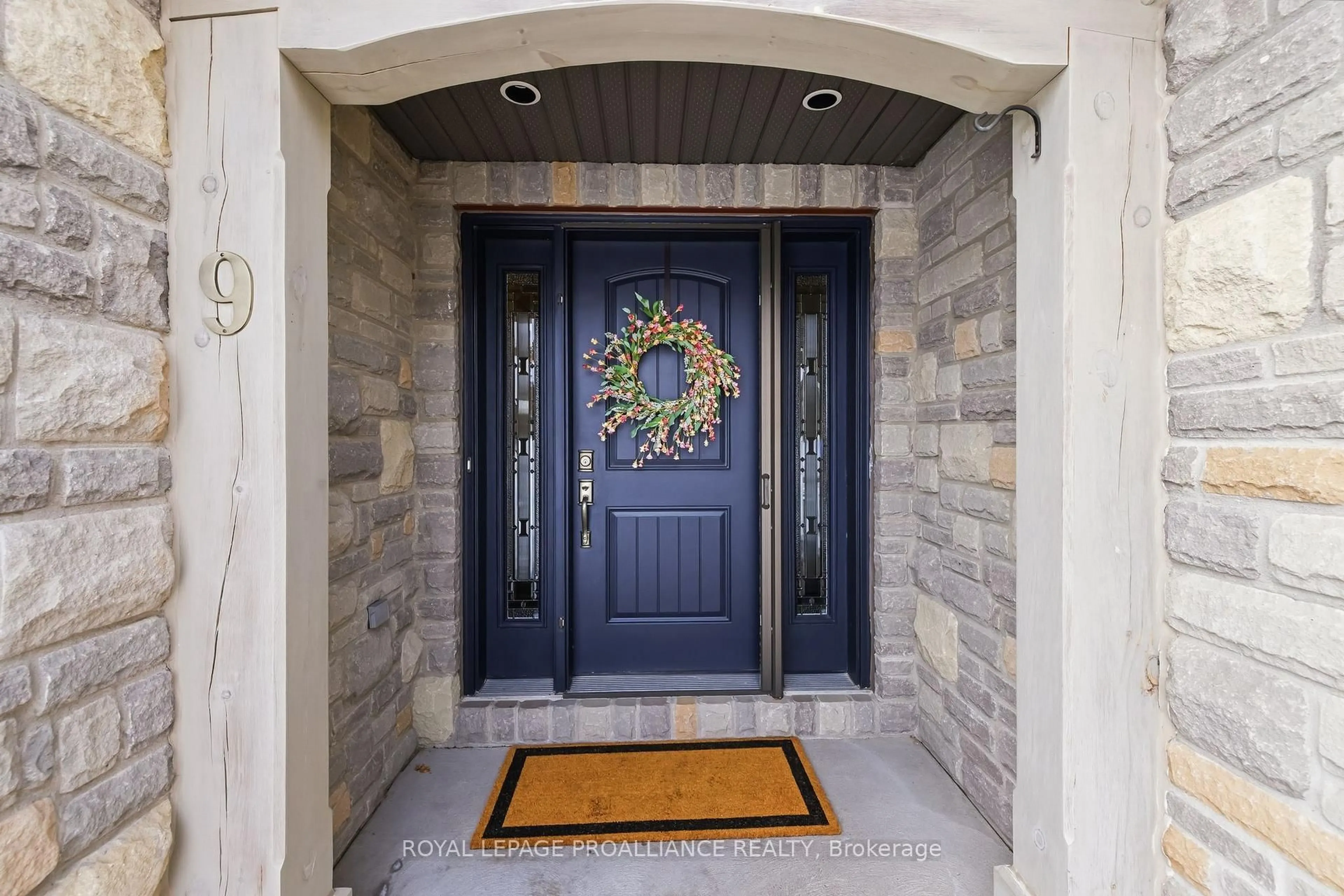 Indoor entryway for 9 Rosslyn Dr, Brighton Ontario K0K 1H0