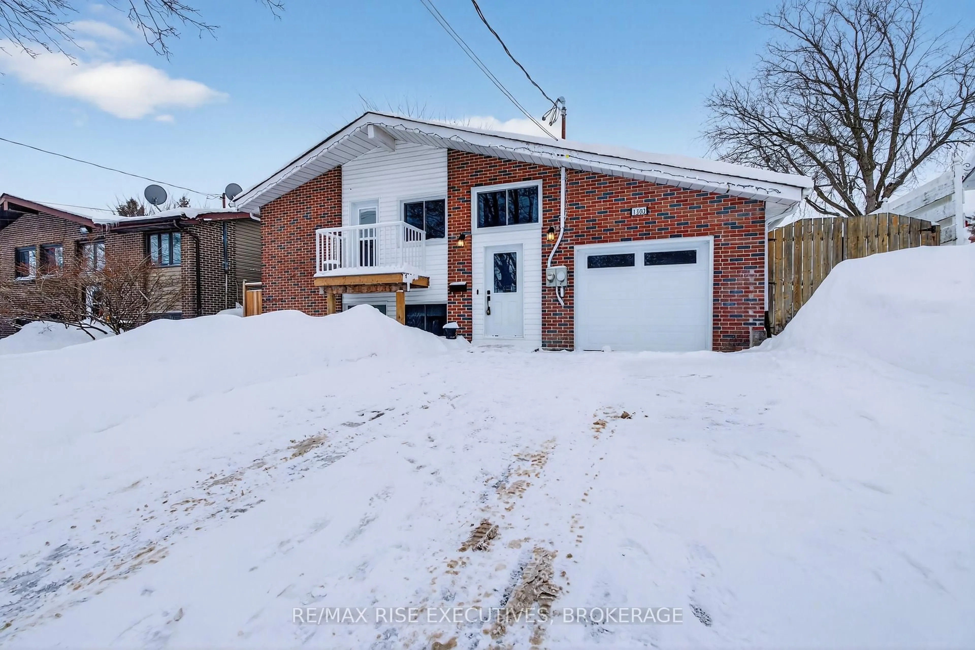 A pic from outside/outdoor area/front of a property/back of a property/a pic from drone, street for 1302 Montreal St, Kingston Ontario K7K 3L6