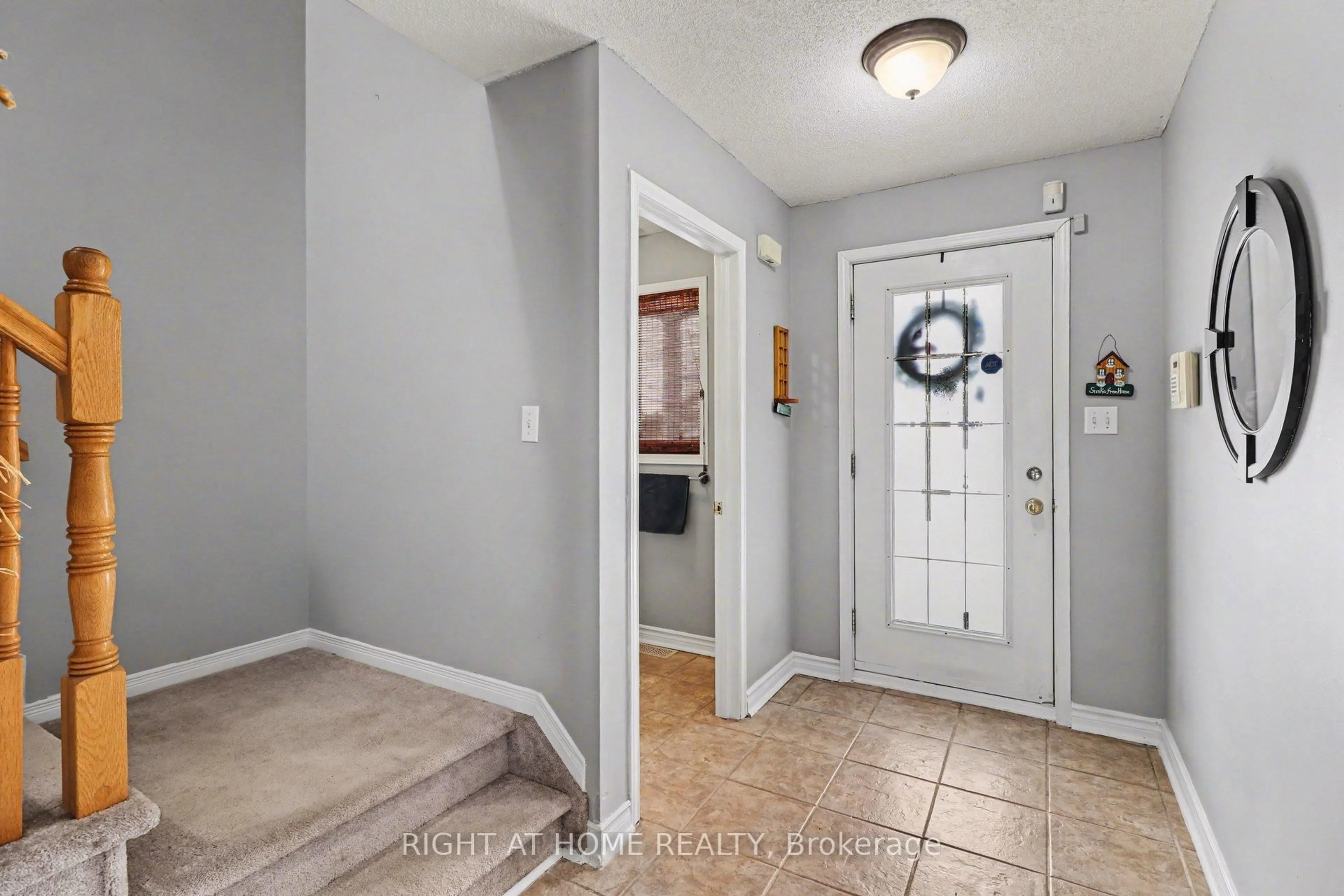 Indoor entryway for 1050 Trillium Pl, Clarence-Rockland Ontario K4K 1T1