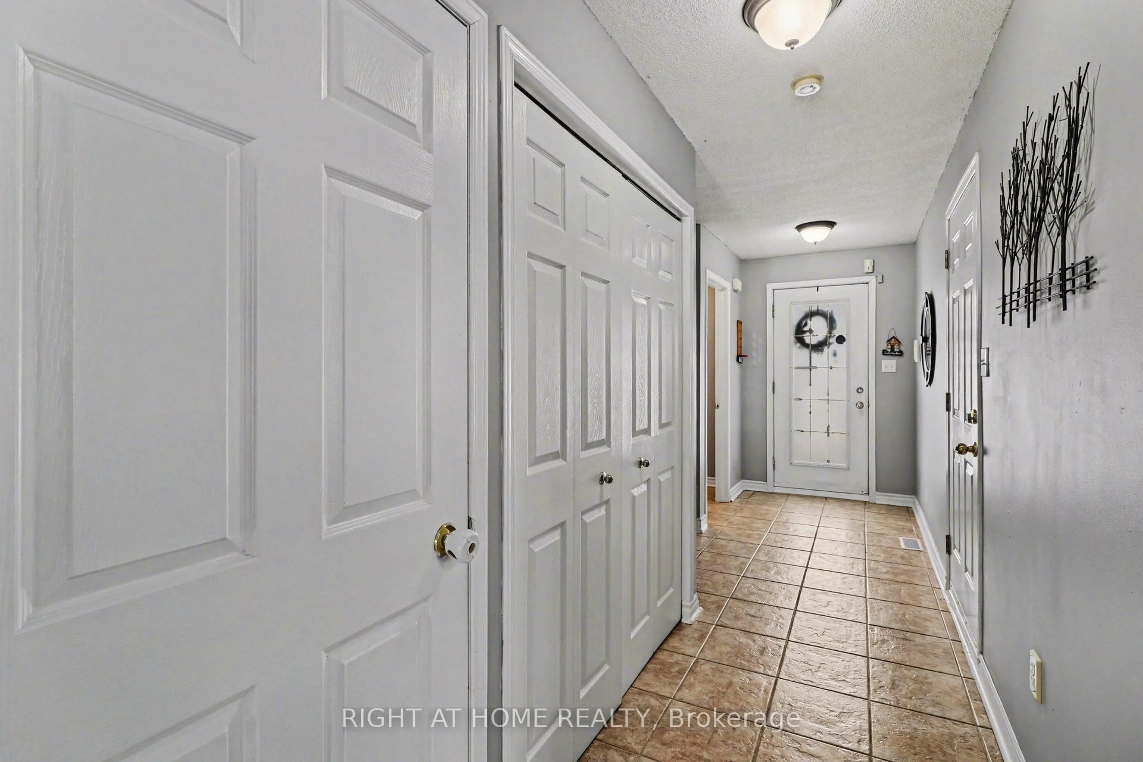 Indoor entryway for 1050 Trillium Pl, Clarence-Rockland Ontario K4K 1T1