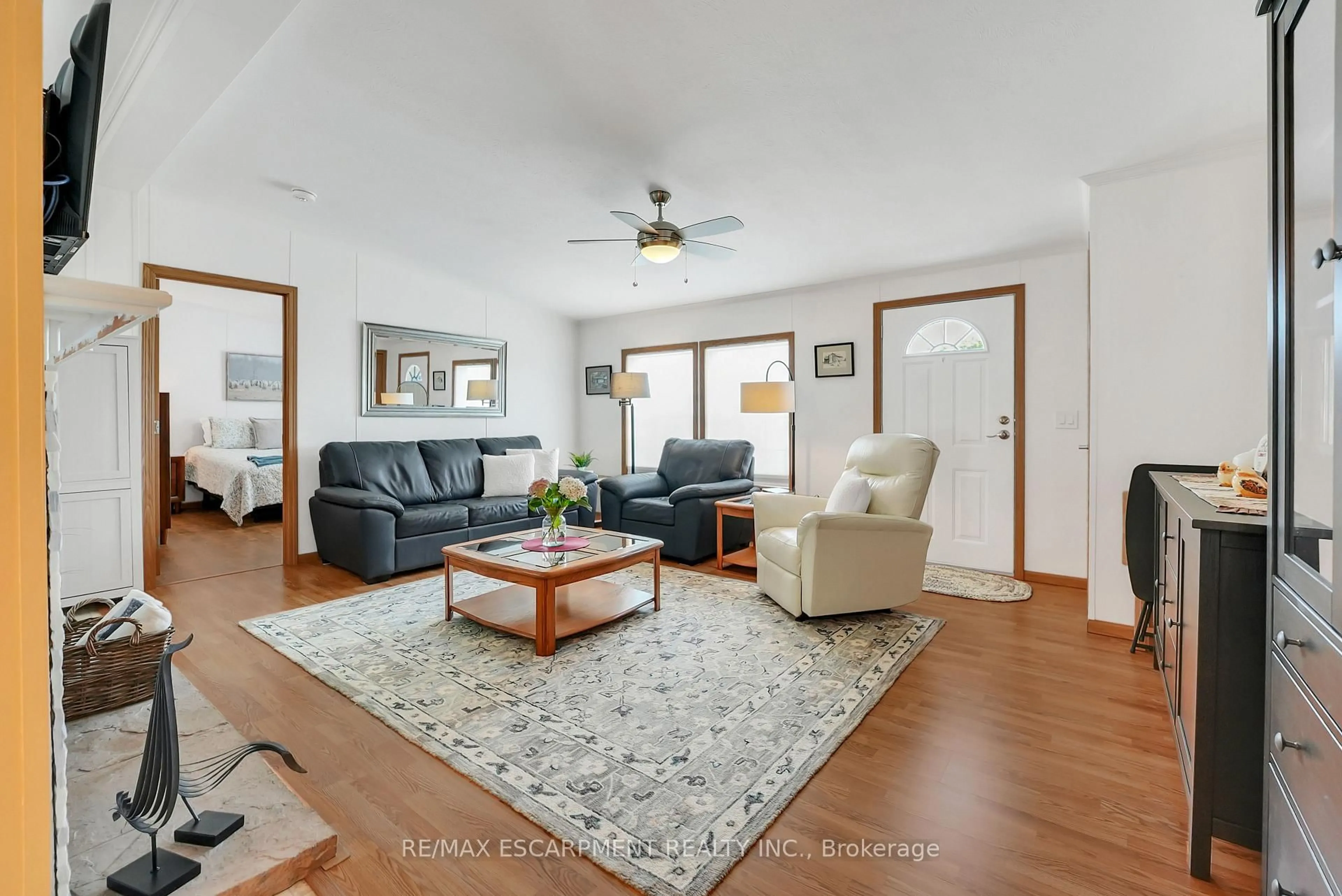 Living room with furniture, unknown for 3033 Townline Rd #343, Fort Erie Ontario L0S 1S1