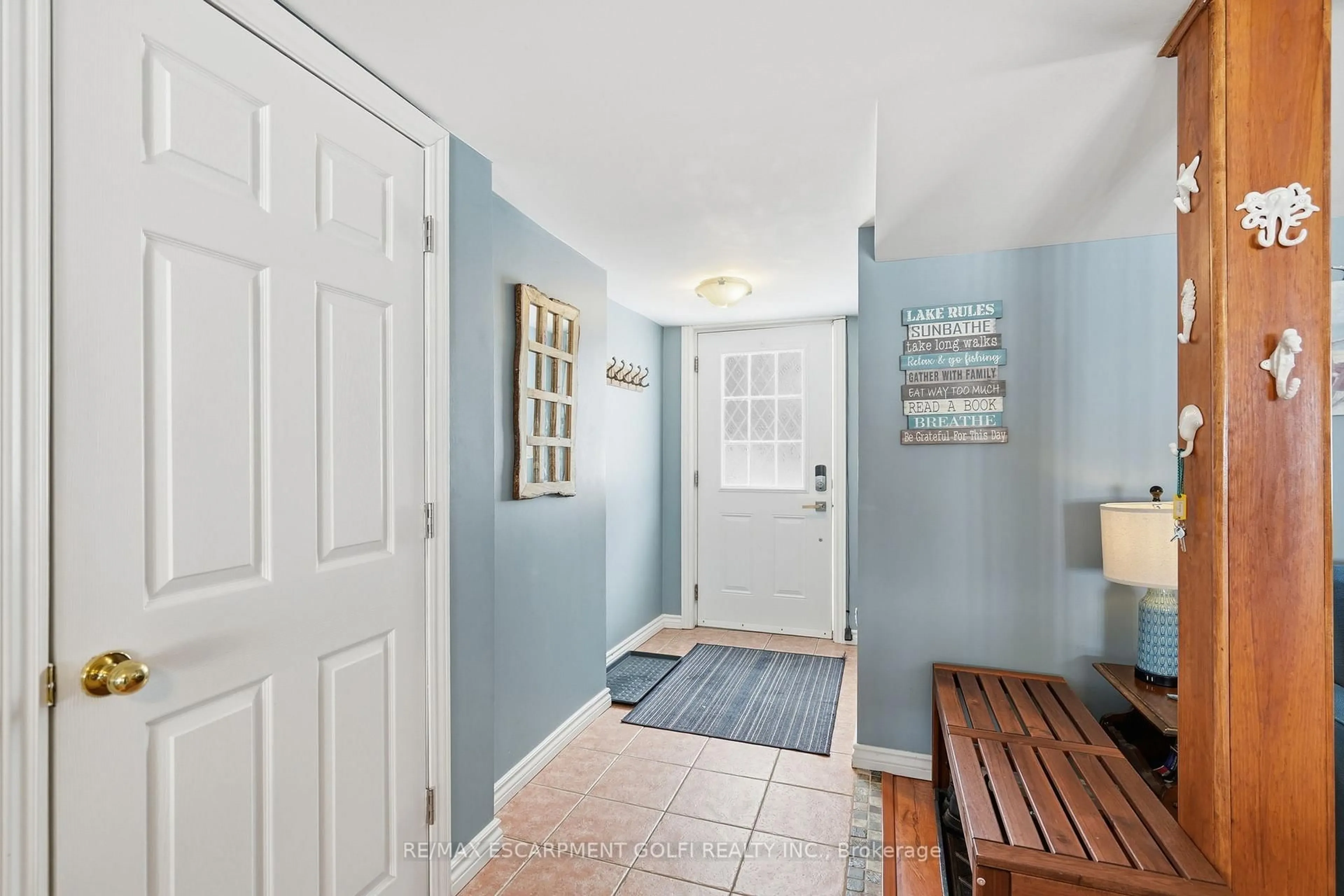 Indoor entryway for 735 Sandy Bay Rd, Haldimand Ontario N1A 2W6