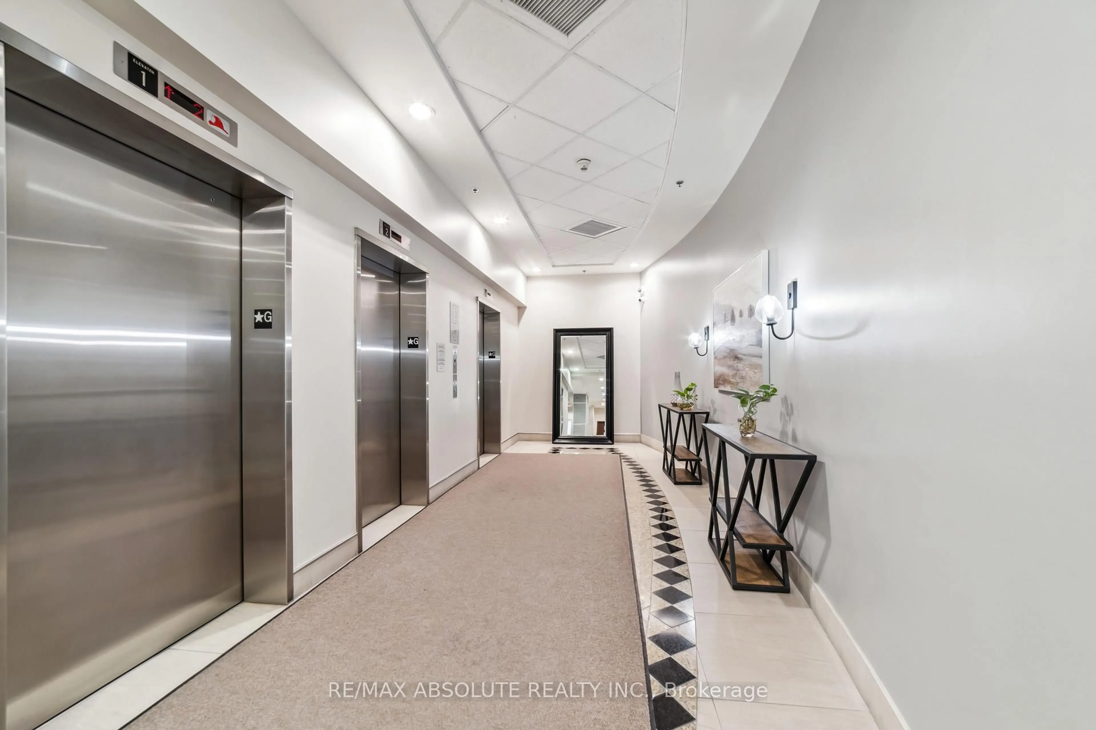 Indoor foyer for 90 Landry St #1209, Ottawa Ontario K1L 0A9
